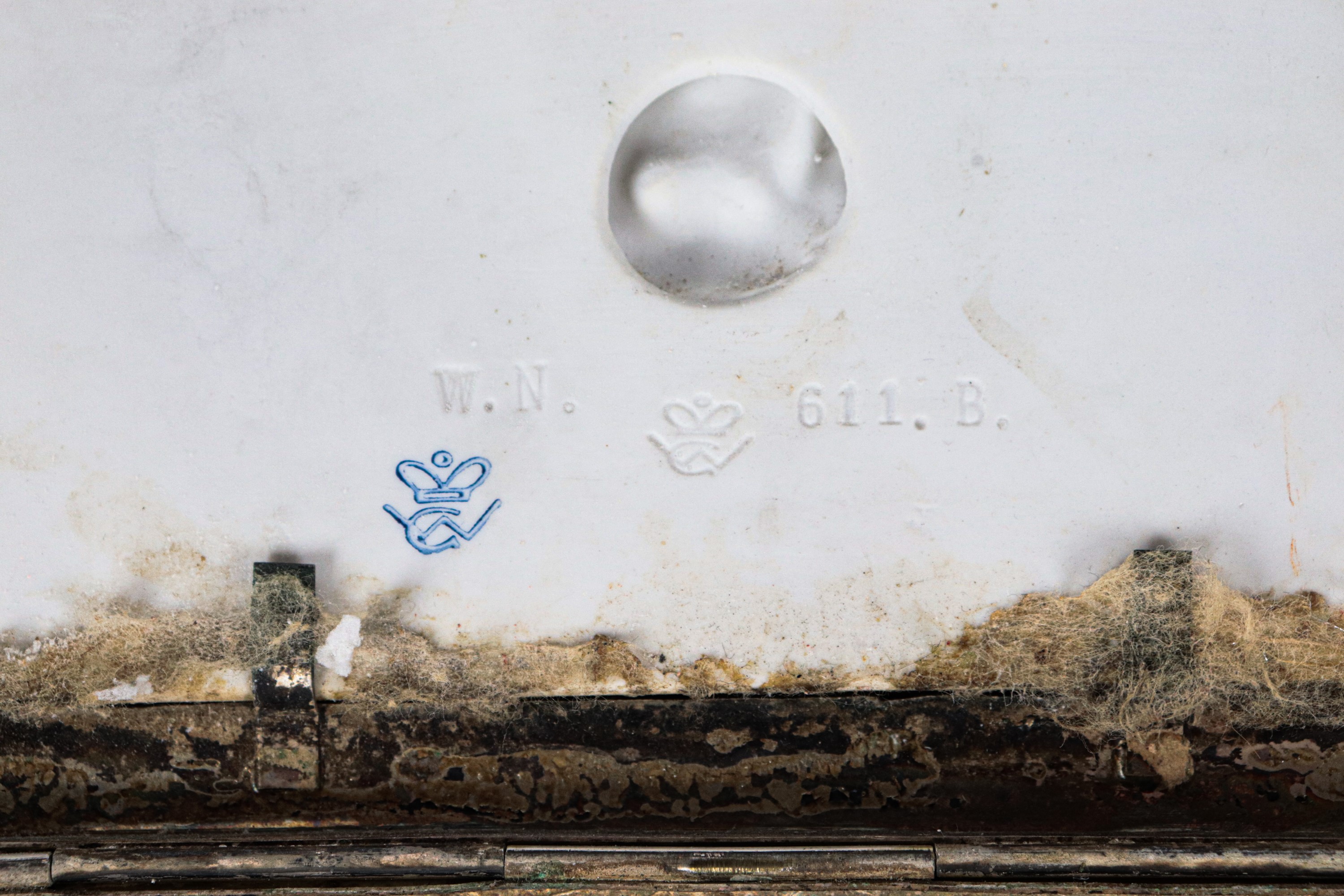 Antico scrigno in metallo argentato, sbalzato e cesellato, sul coperchio placca in biscuit bianco...