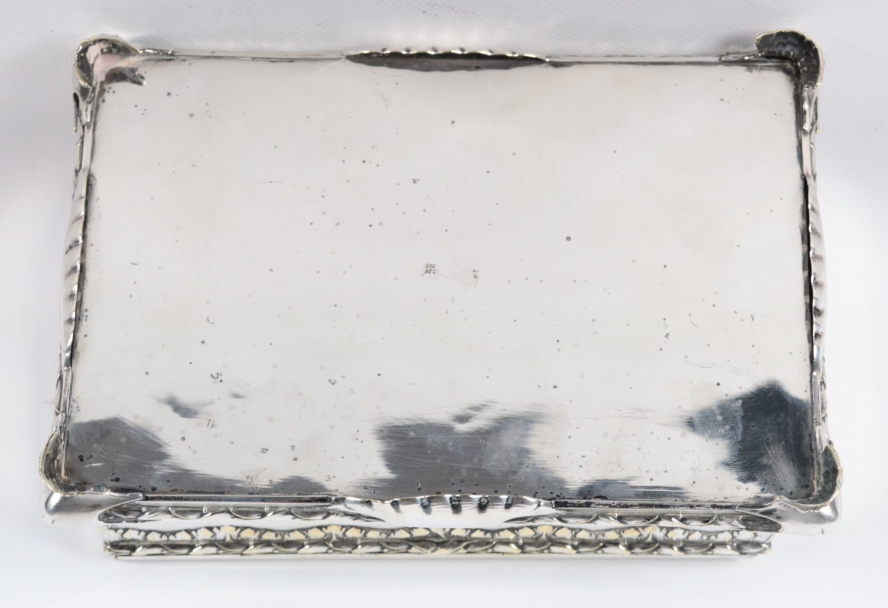 Antico scrigno in metallo argentato, sbalzato e cesellato, sul coperchio placca in biscuit bianco...