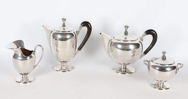 Servizio da tè e caffè in argento liscio, con manici in legno ebanizzato e pomi a forma di mazzetti di fiori: caffettiera, teiera, lattiera e zuccheriera (4 pz.), gr. 1915