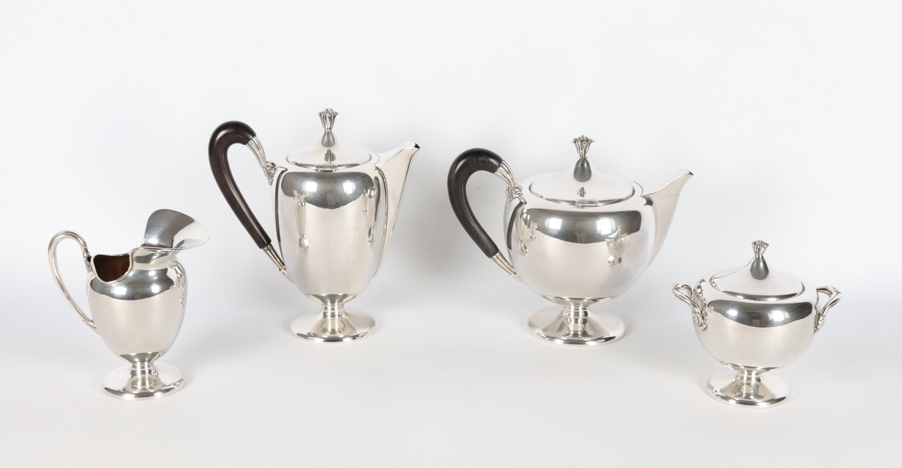 Servizio da tè e caffè in argento liscio, con manici in legno ebanizzato e pomi a forma di mazzet...