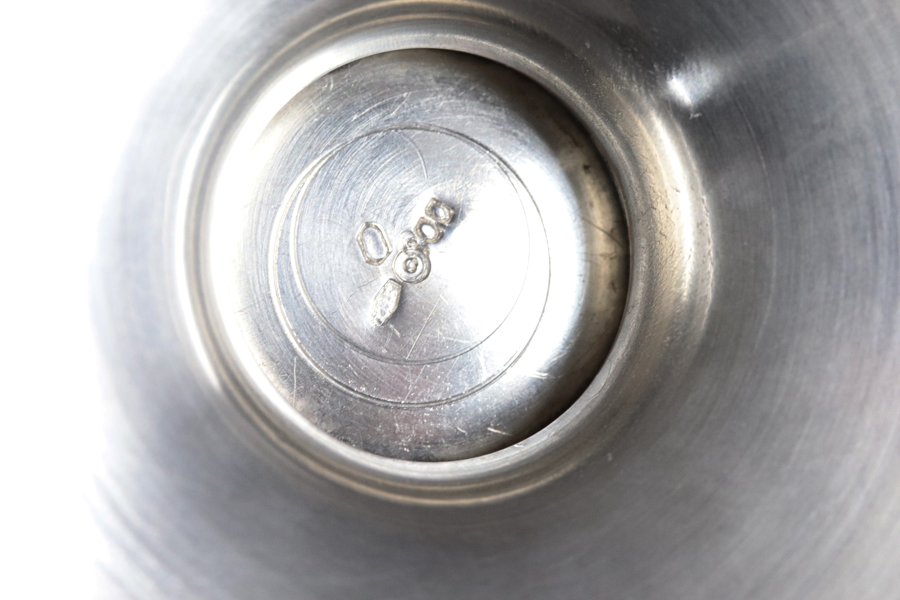 Servizio da tè e caffè in argento liscio, con manici in legno ebanizzato e pomi a forma di mazzet...