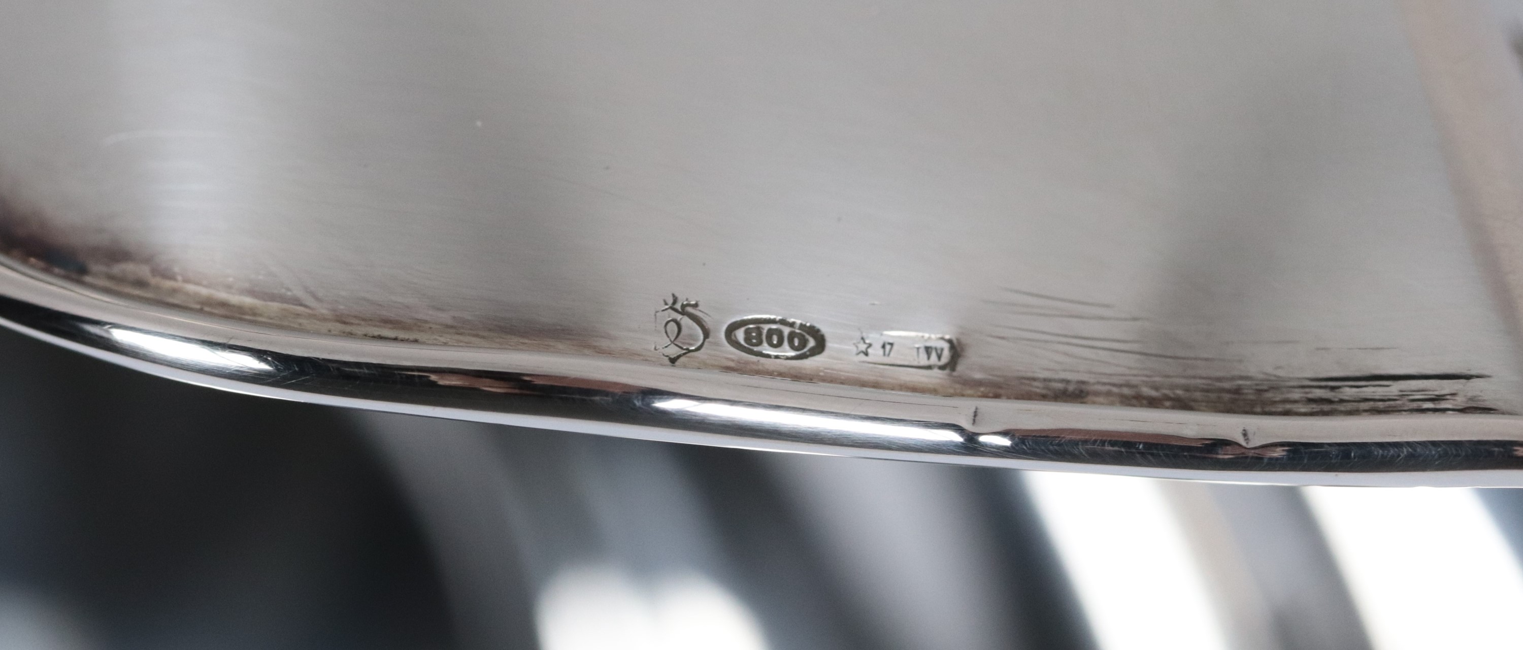 Centrotavola ovale in argento, con bordo sagomato, cesellato e sbalzato a motivi di conchiglie e ...