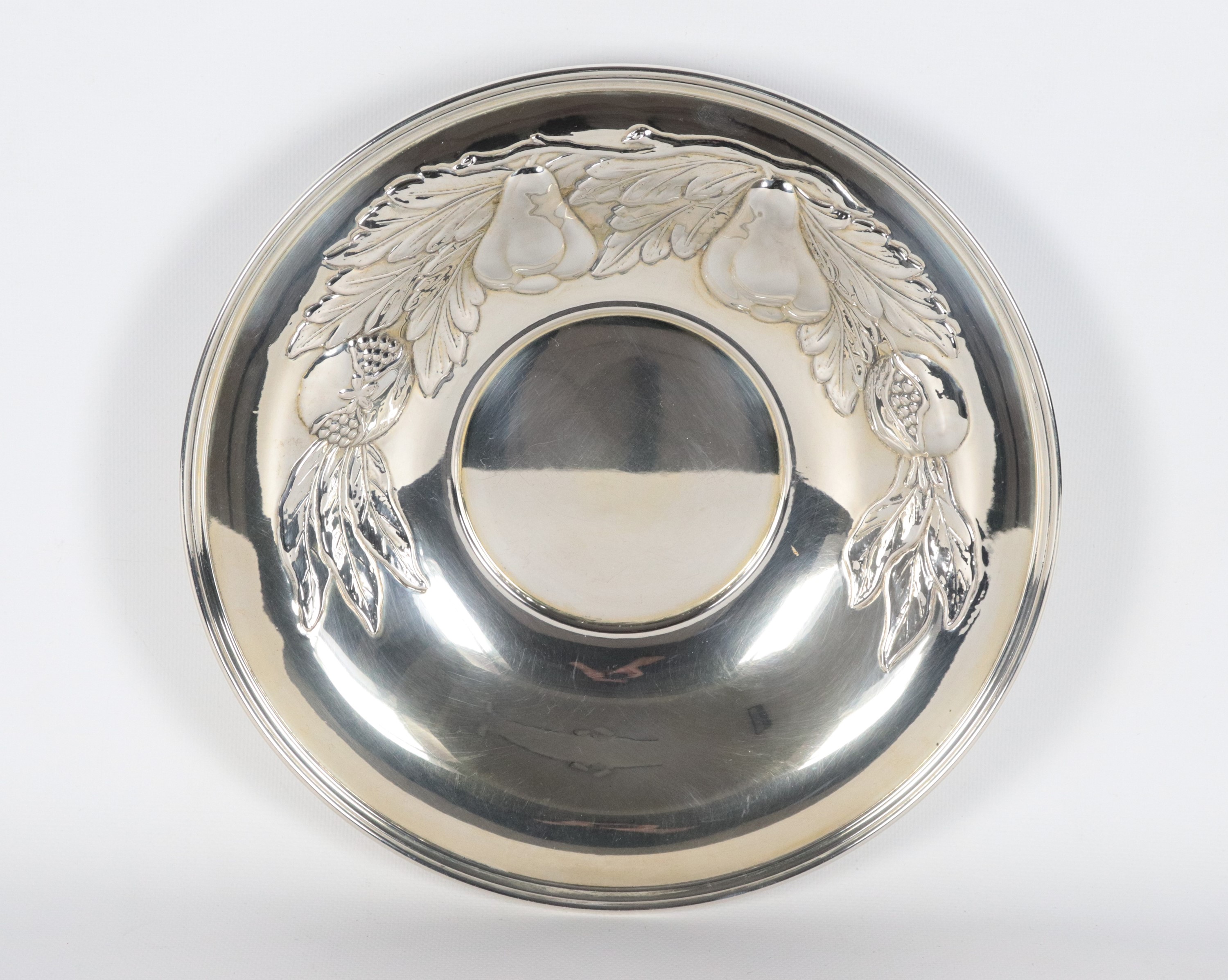 Piccola fruttiera tonda in argento con bordo sbalzato e cesellato a motivi di frutta, gr. 345