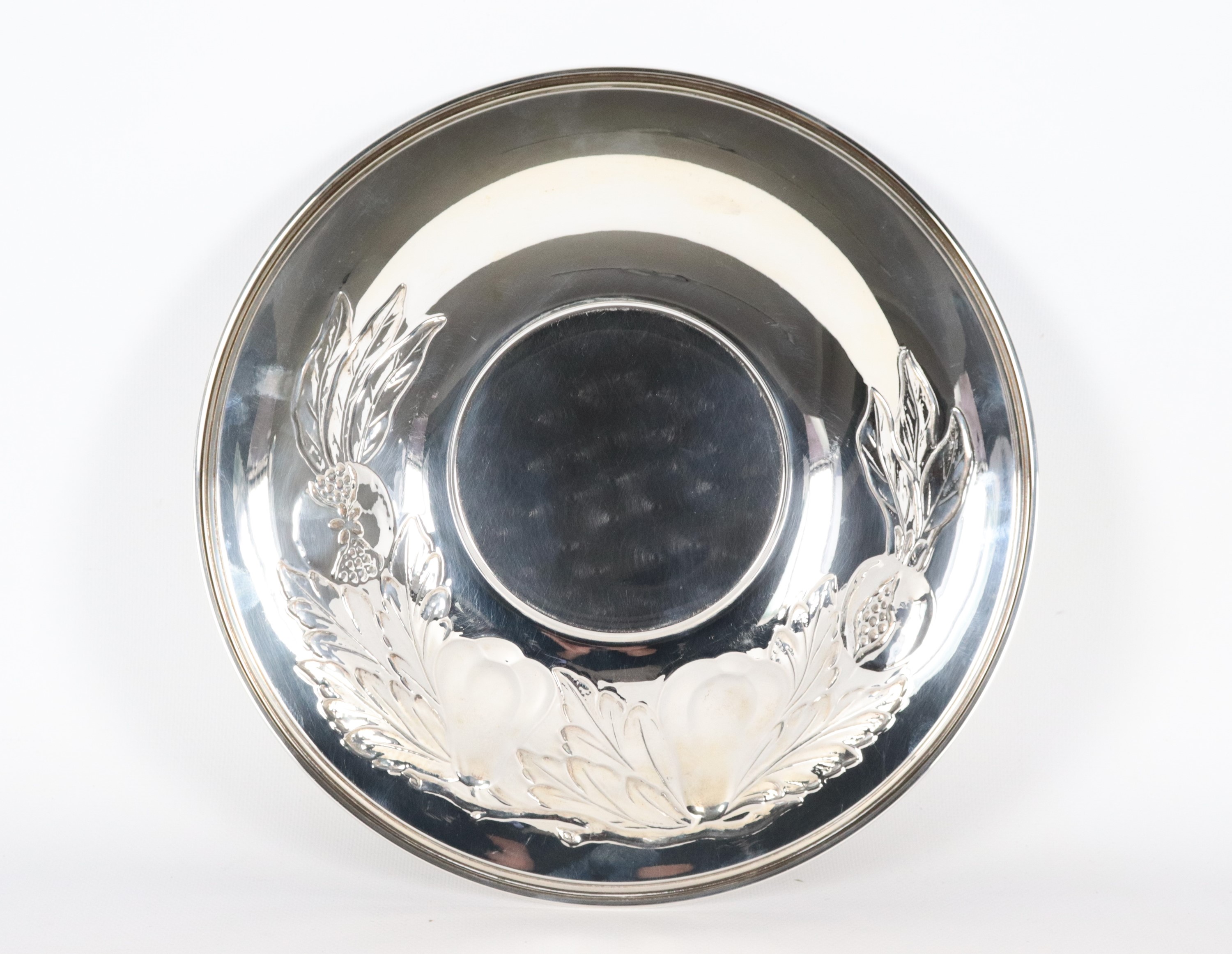 Piccola fruttiera tonda in argento con bordo sbalzato e cesellato a motivi di frutta, gr. 345