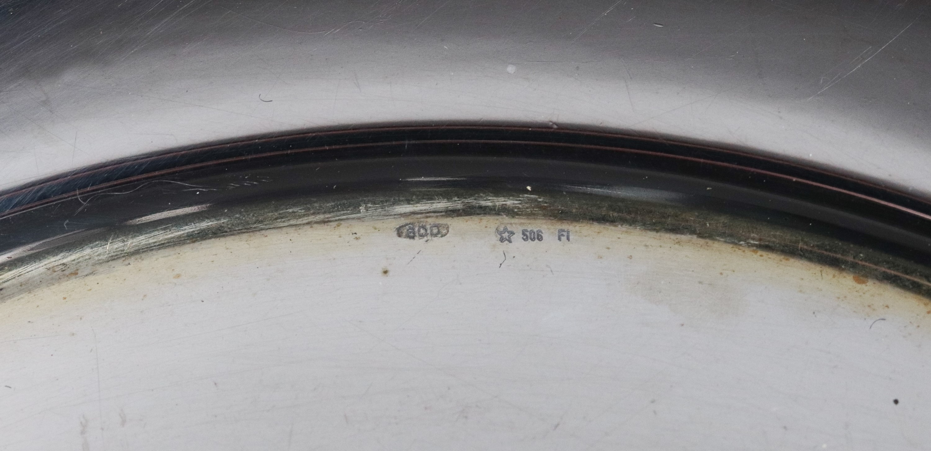 Piccola fruttiera tonda in argento con bordo sbalzato e cesellato a motivi di frutta, gr. 345