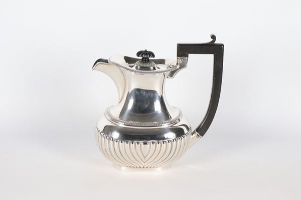 Antica caffettiera inglese in argento Epoca Giorgio V, cesellata e sbalzata con manico in legno ebanizzato, gr. 700. Bolli Birmingham 1926