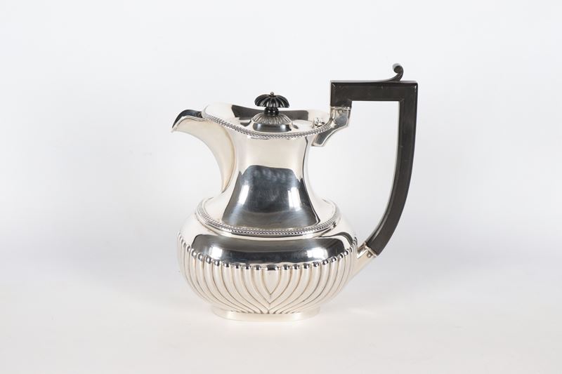 Antica caffettiera inglese in argento Epoca Giorgio V, cesellata e sbalzata con manico in legno e...