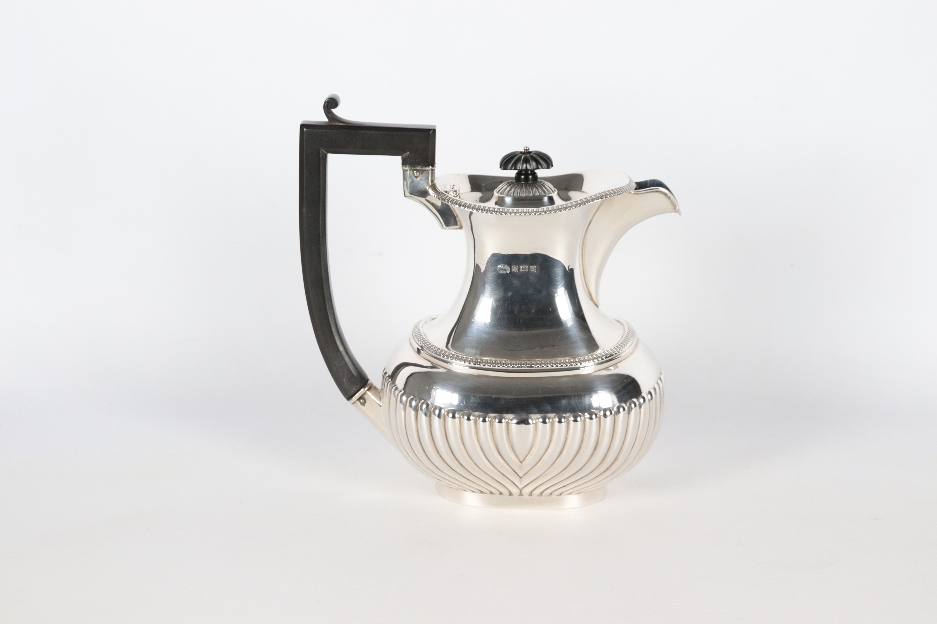 Antica caffettiera inglese in argento Epoca Giorgio V, cesellata e sbalzata con manico in legno e...