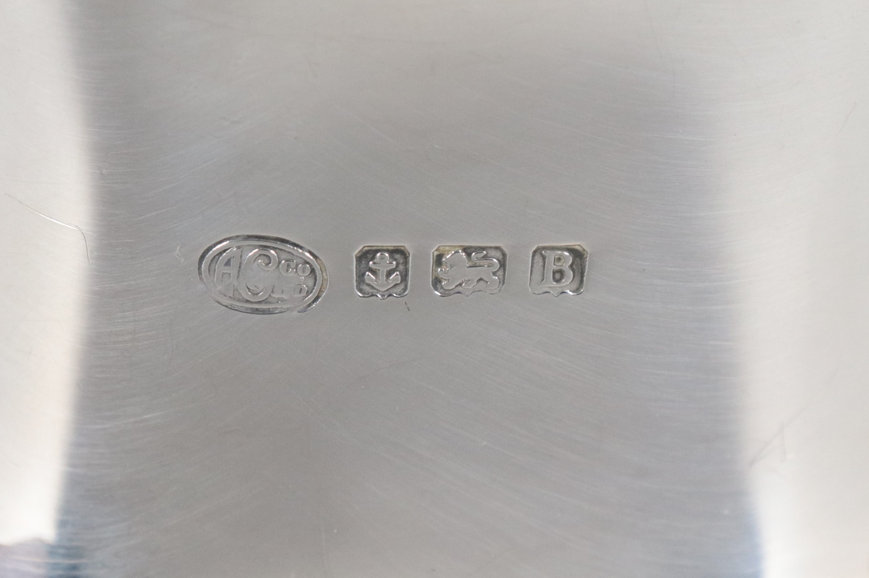 Antica caffettiera inglese in argento Epoca Giorgio V, cesellata e sbalzata con manico in legno e...