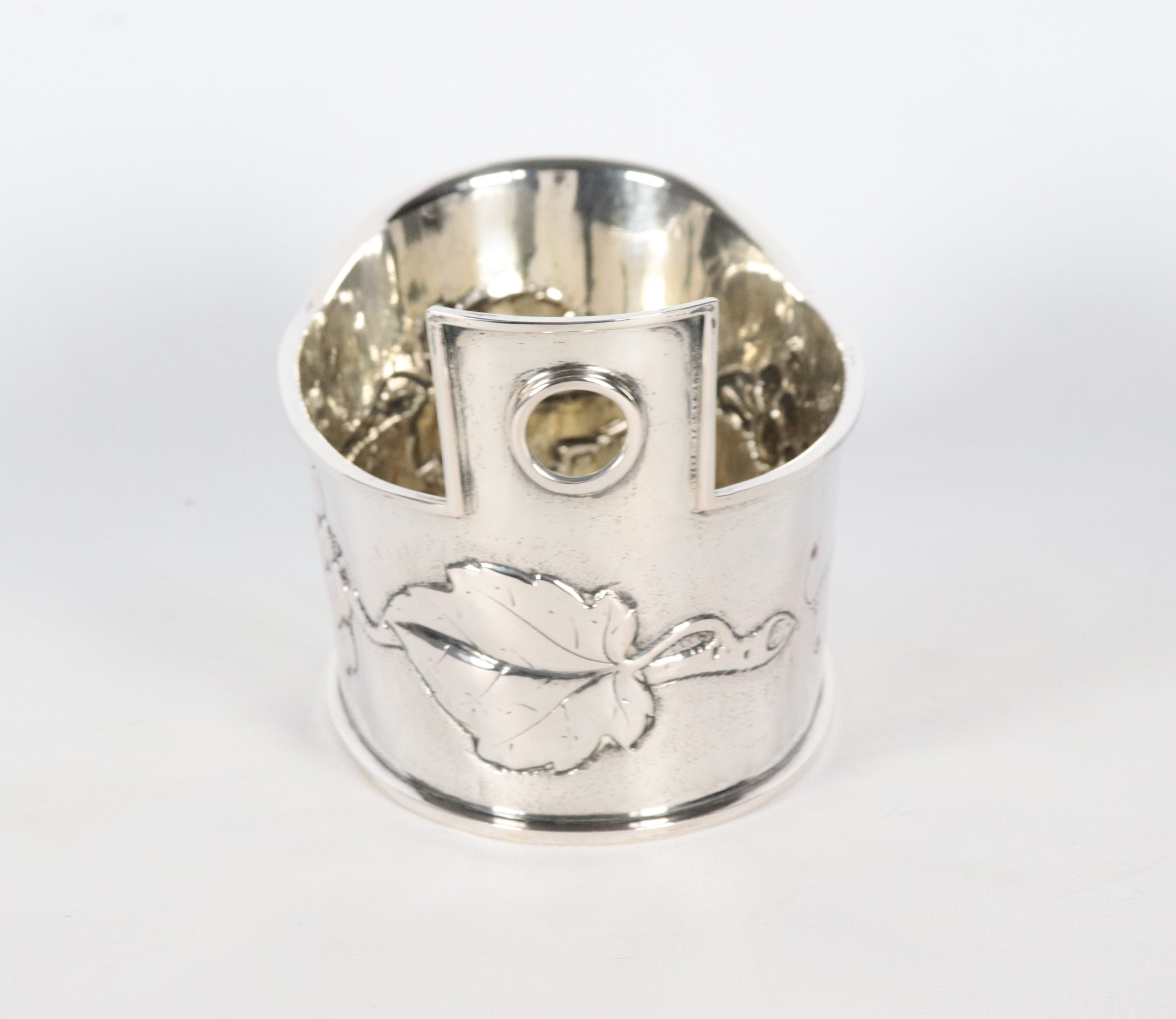 Piccolo versatoio ovale in argento cesellato e sbalzato a rilievo a motivi di grappoli d'uva, gr....