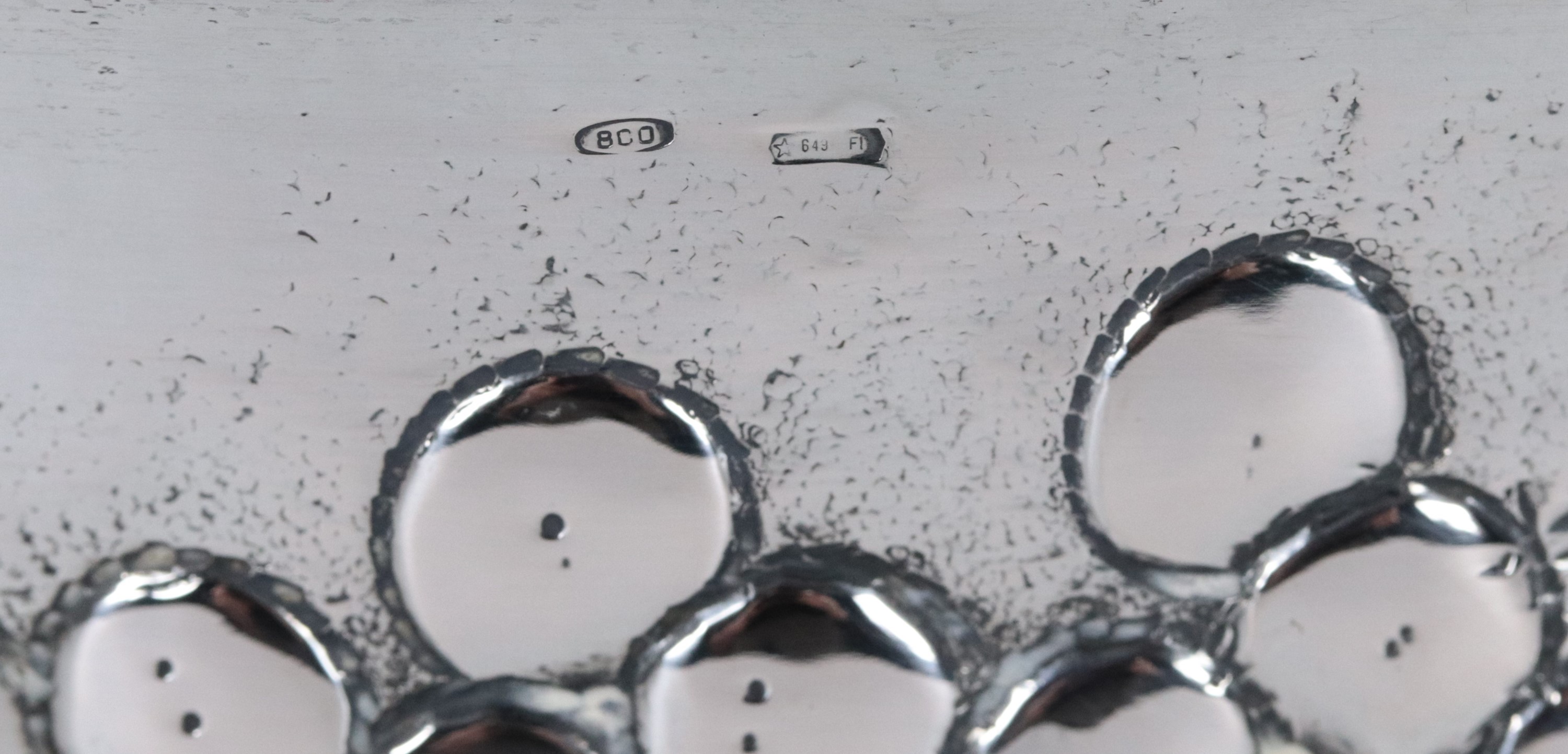 Piccolo versatoio ovale in argento cesellato e sbalzato a rilievo a motivi di grappoli d'uva, gr....