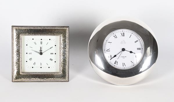 Lotto di due orologi da tavolo rivestiti in argento titolo 925, uno quadrato ed uno tondo. Non funzionanti, da revisionare