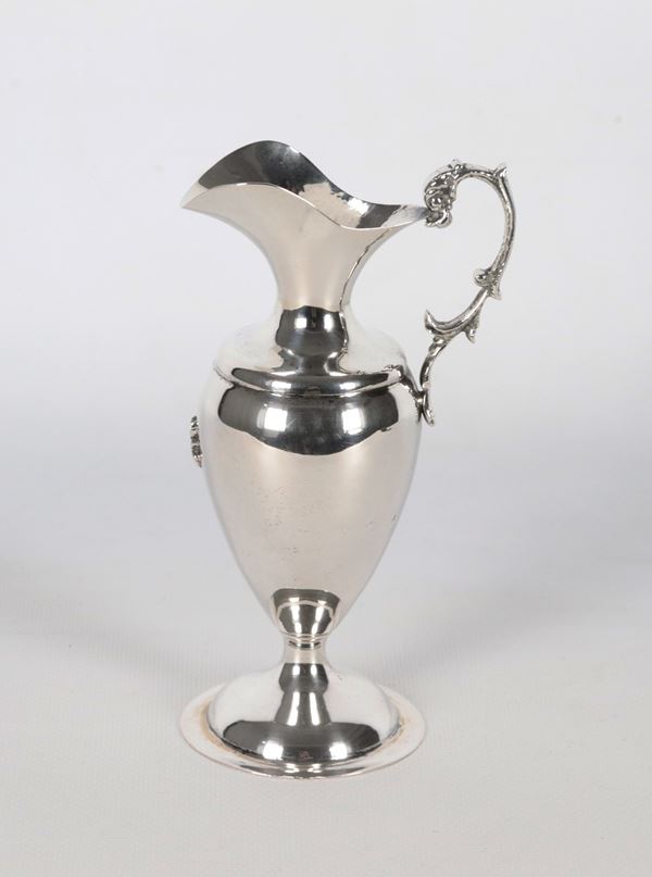 Piccola anfora in argento cesellato e sbalzato, gr. 120