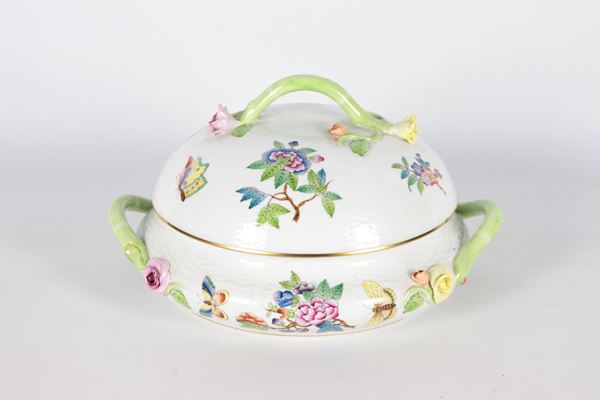 Zuppiera con due manici in porcellana bianca di Herend, con decorazioni variopinte a rilievo a motivi di mazzetti di fiori e farfalle