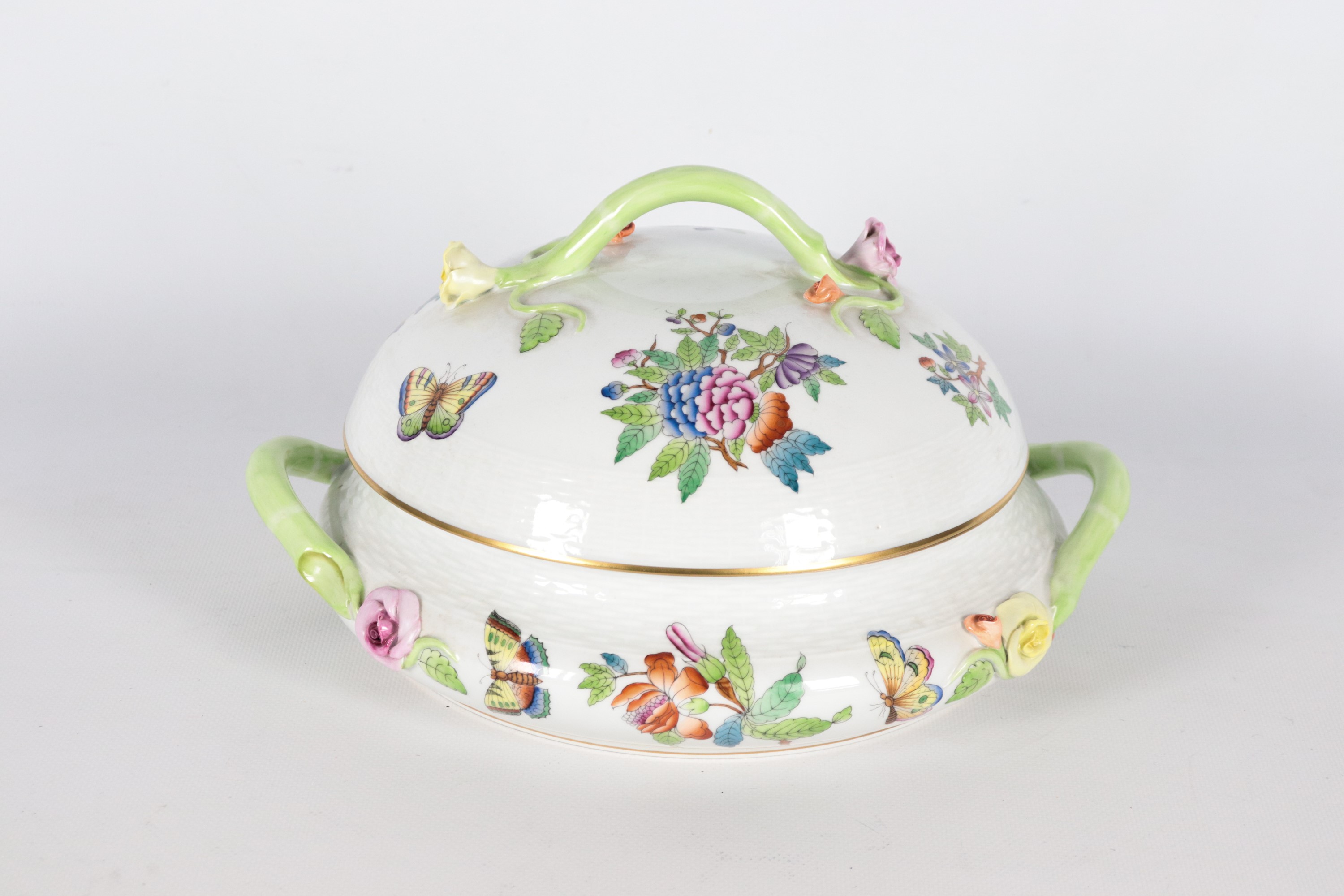 Zuppiera con due manici in porcellana bianca di Herend, con decorazioni variopinte a rilievo a mo...