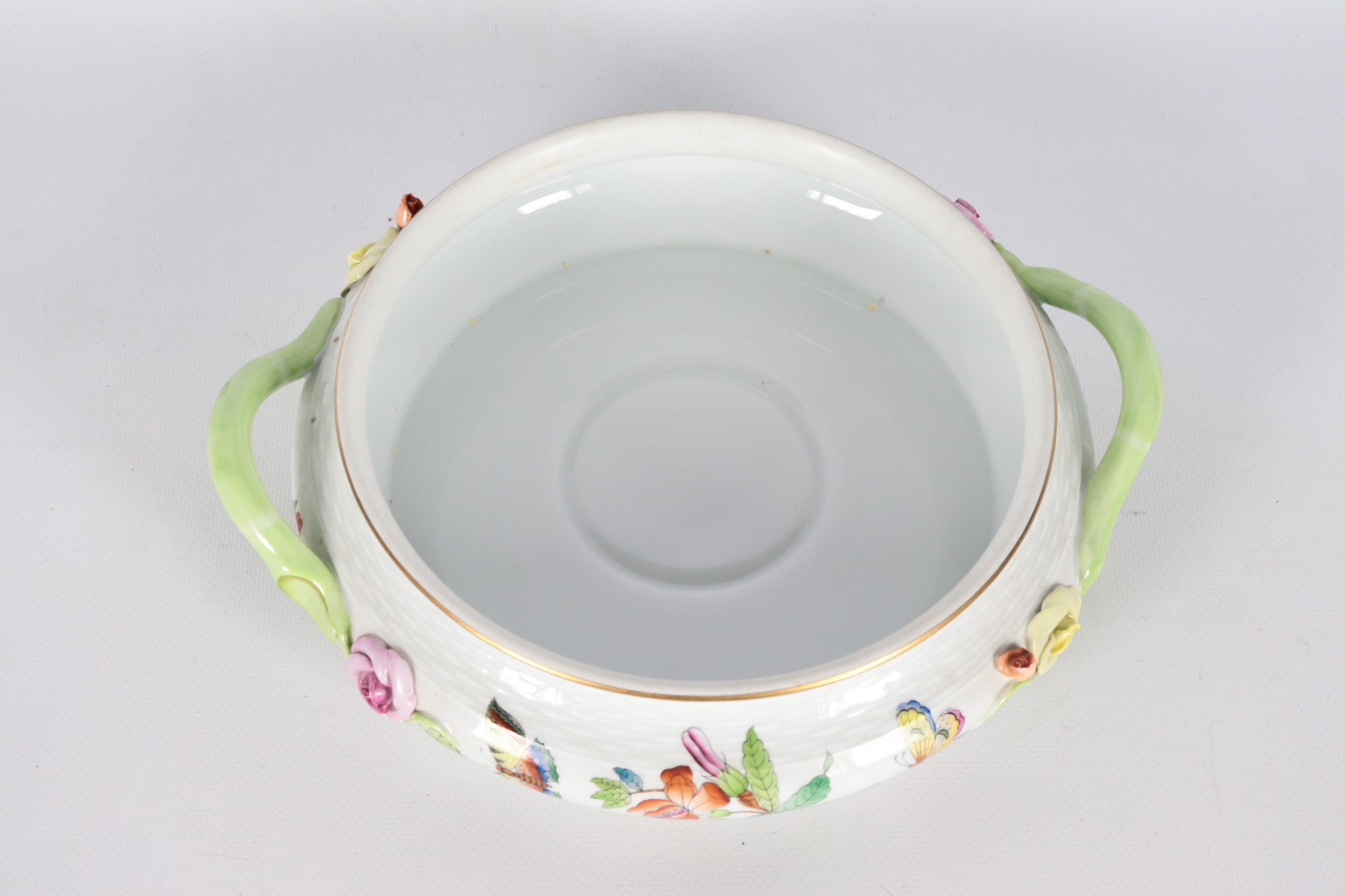 Zuppiera con due manici in porcellana bianca di Herend, con decorazioni variopinte a rilievo a mo...