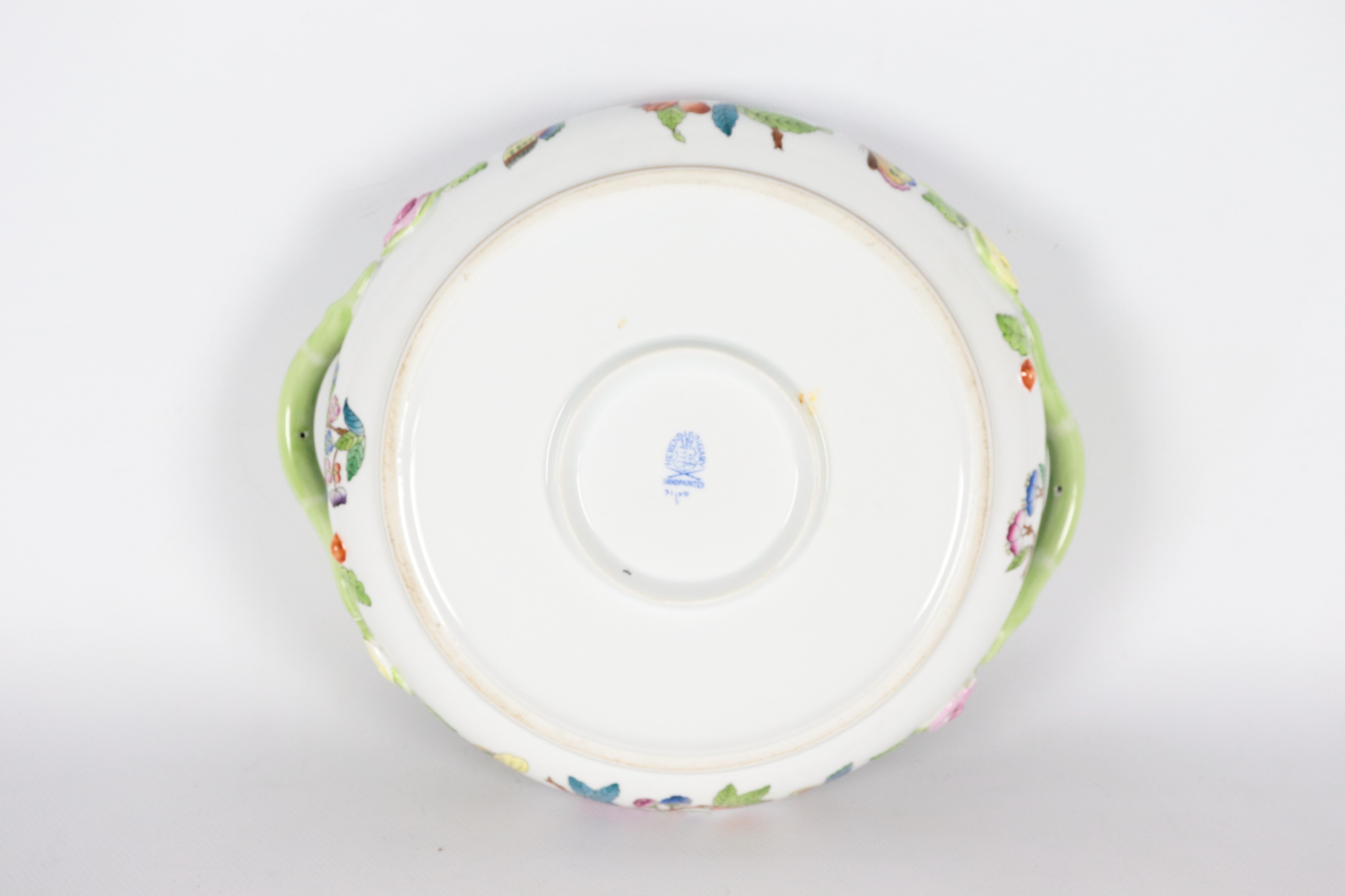 Zuppiera con due manici in porcellana bianca di Herend, con decorazioni variopinte a rilievo a mo...