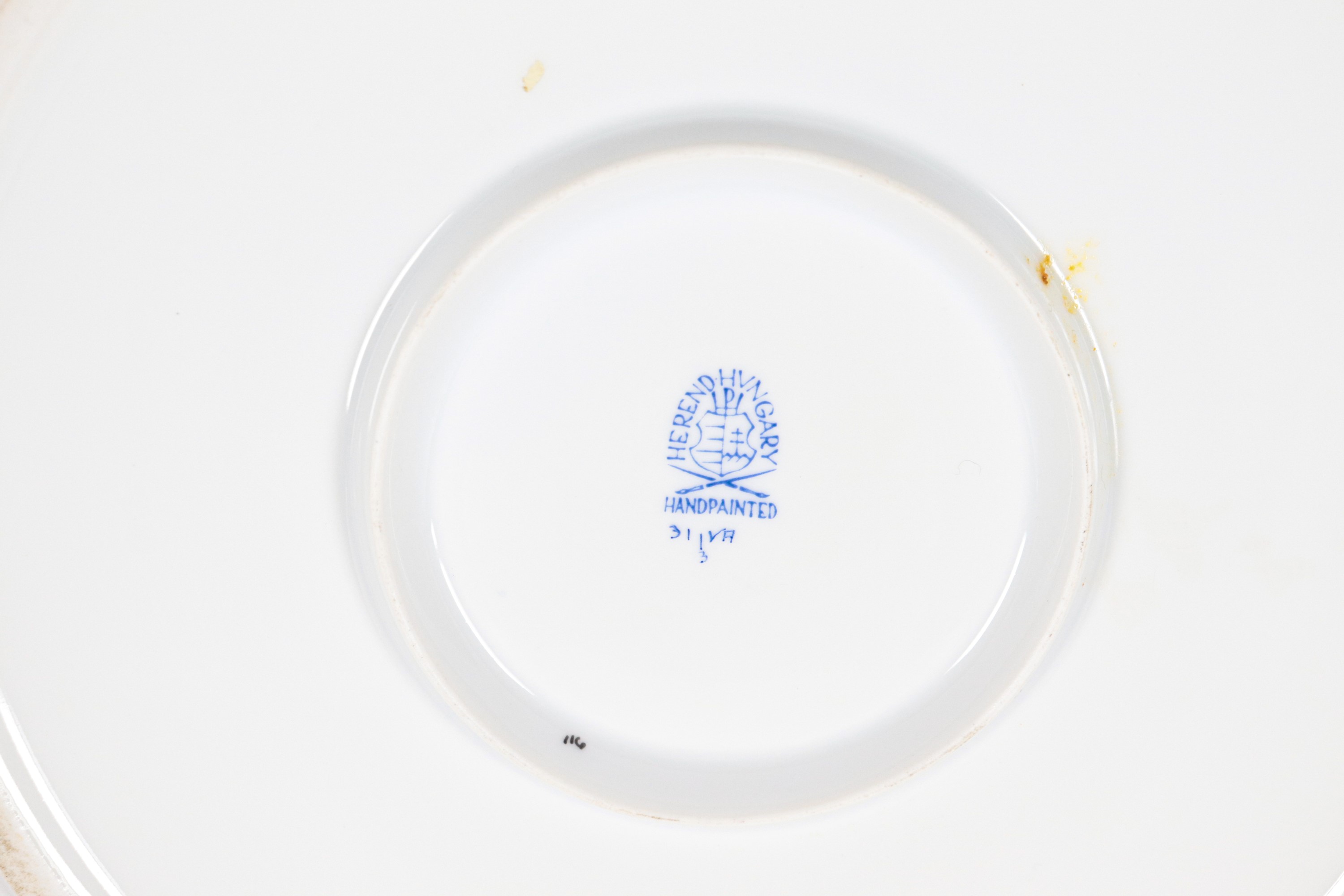 Zuppiera con due manici in porcellana bianca di Herend, con decorazioni variopinte a rilievo a mo...