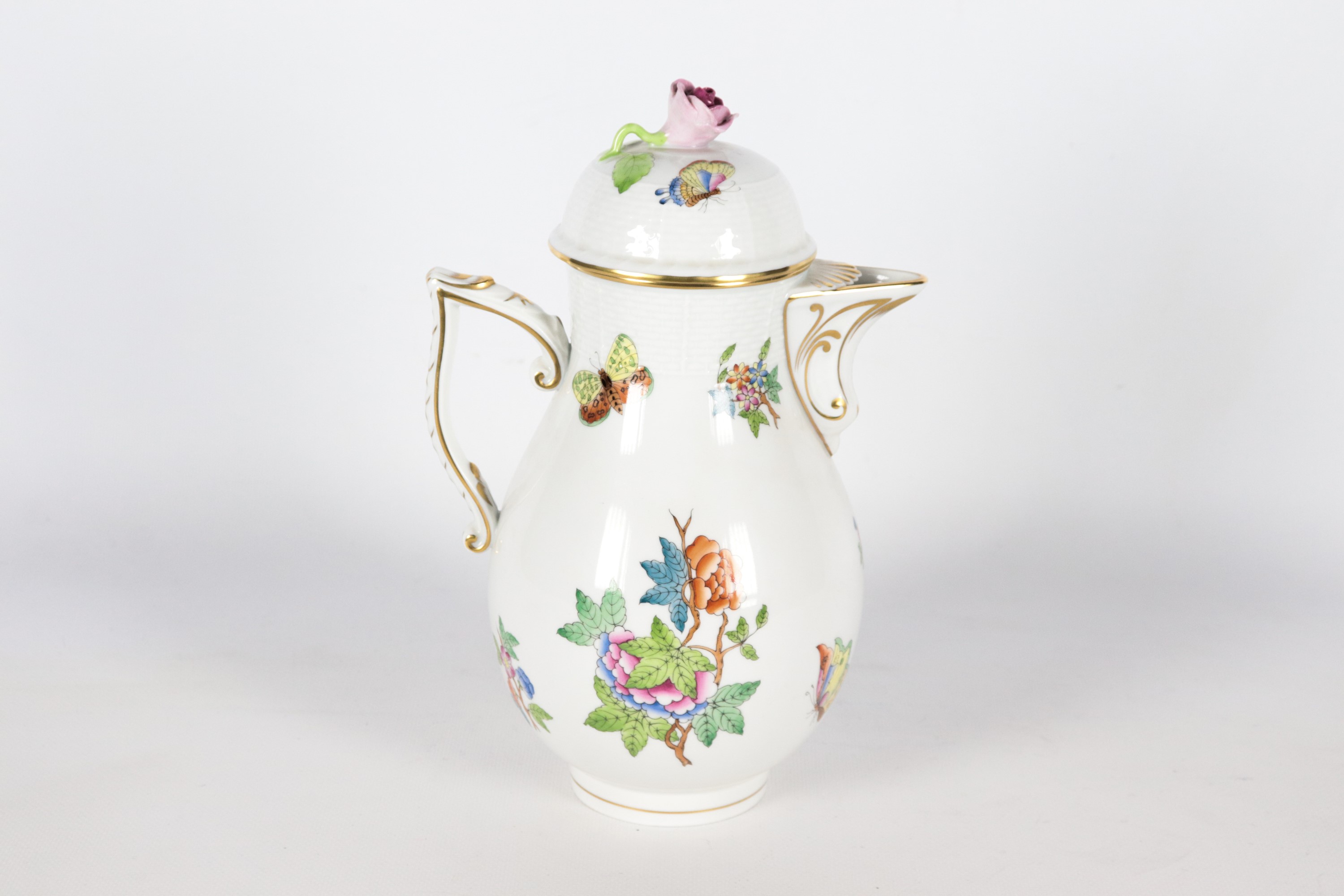 Caffettiera in porcellana bianca di Herend, con decorazioni variopinte a rilievo a motivi di mazz...
