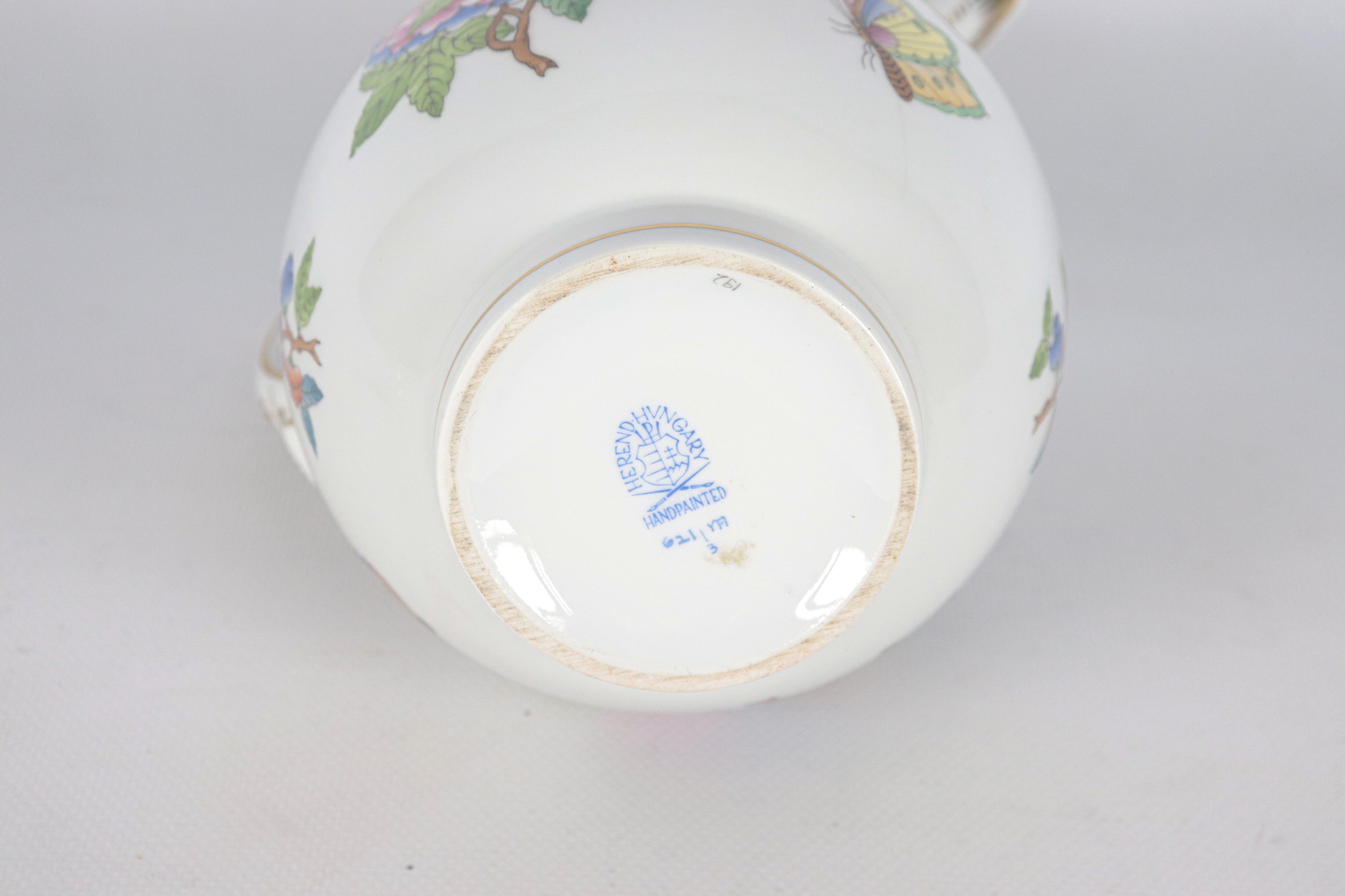 Caffettiera in porcellana bianca di Herend, con decorazioni variopinte a rilievo a motivi di mazz...