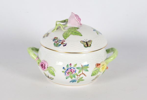 Piccola zuppiera in porcellana bianca di Herend, con decorazioni variopinte a rilievo a motivi di mazzetti di fiori e farfalle, pomo del coperchio a forma di rosa