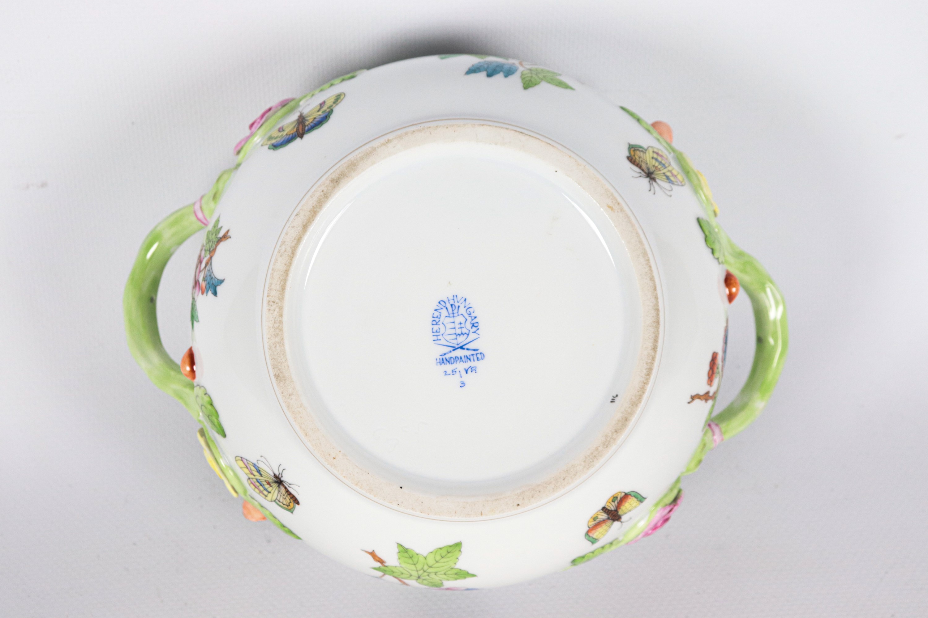 Piccola zuppiera in porcellana bianca di Herend, con decorazioni variopinte a rilievo a motivi di...