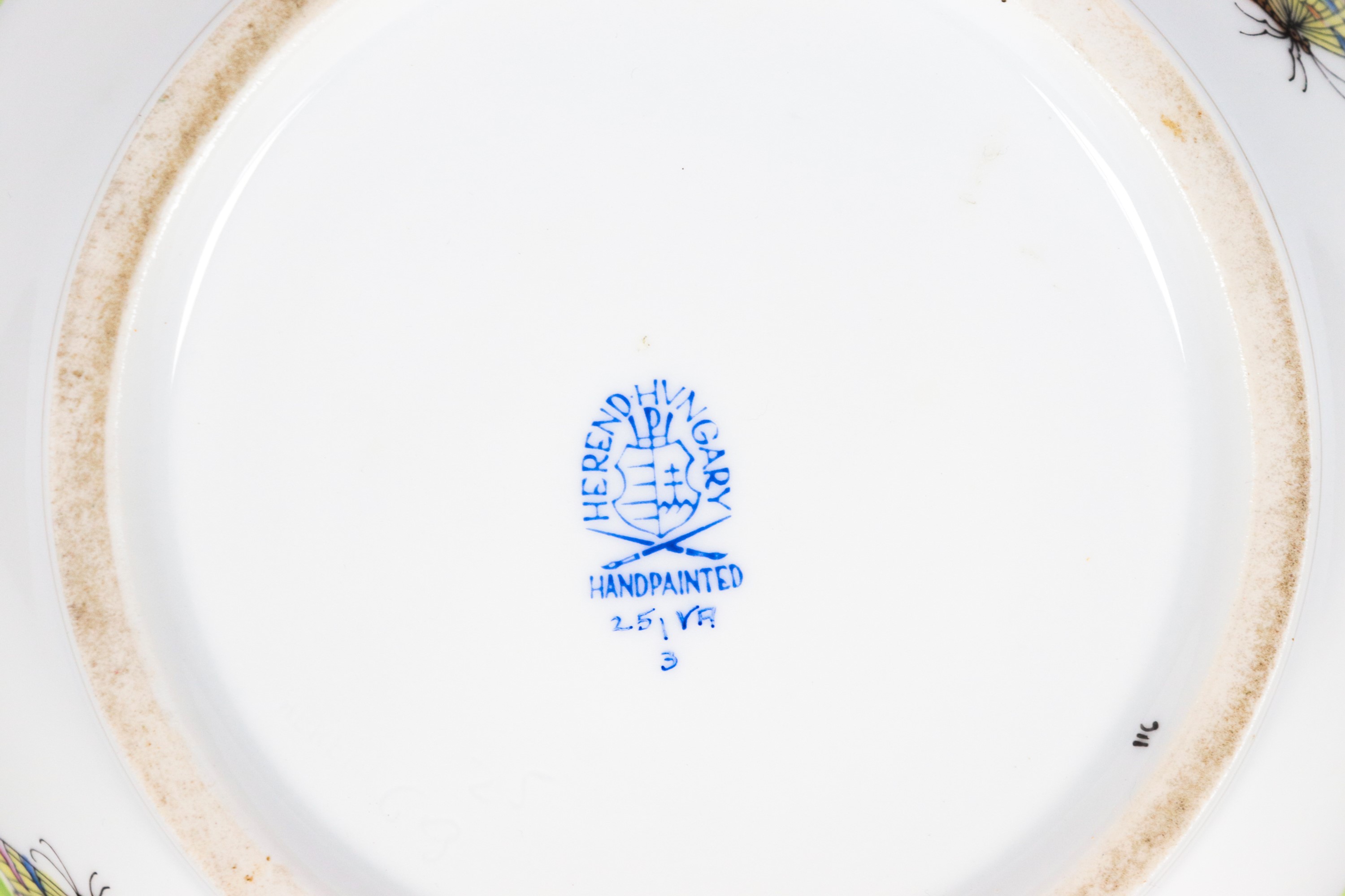 Piccola zuppiera in porcellana bianca di Herend, con decorazioni variopinte a rilievo a motivi di...