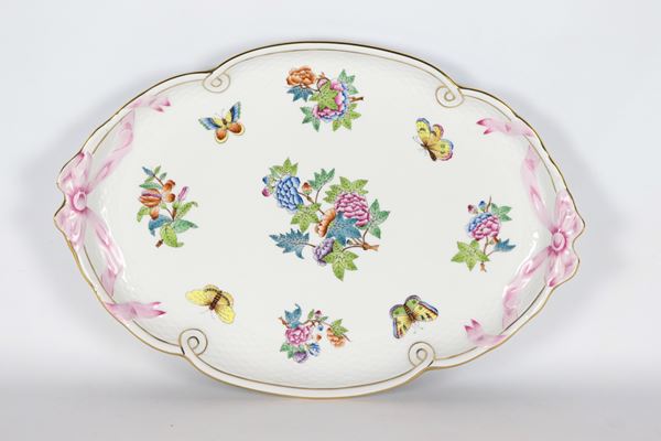 Vassoio ovale in porcellana bianca di Herend, con decorazioni variopinte a rilievo a motivi di mazzetti di fiori e farfalle, bordi dorati