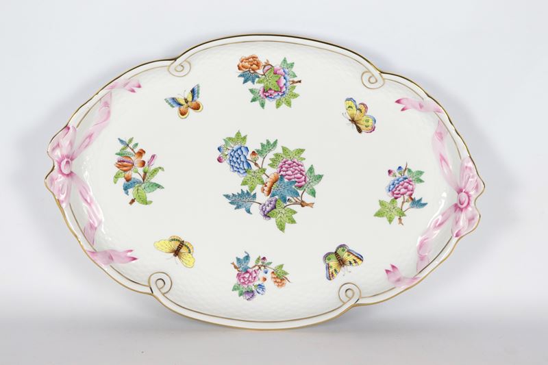 Vassoio ovale in porcellana bianca di Herend, con decorazioni variopinte a rilievo a motivi di ma...