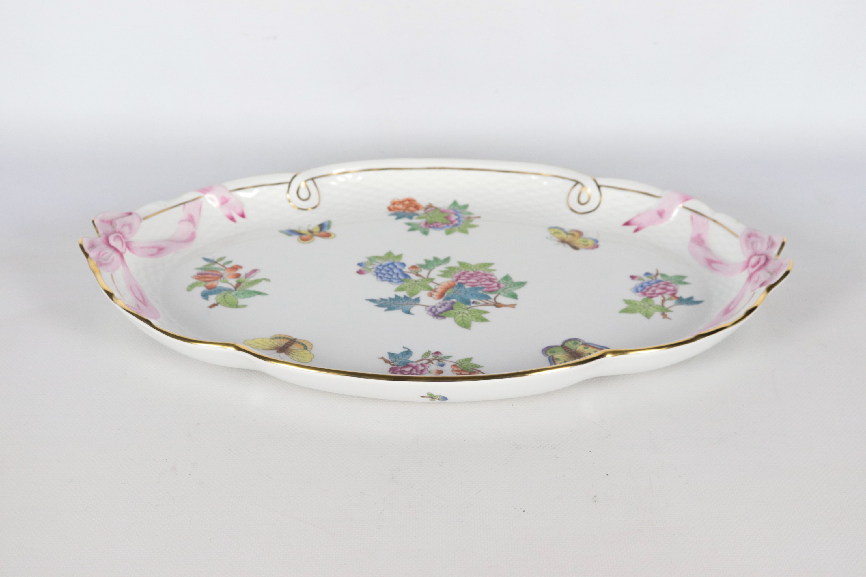 Vassoio ovale in porcellana bianca di Herend, con decorazioni variopinte a rilievo a motivi di ma...