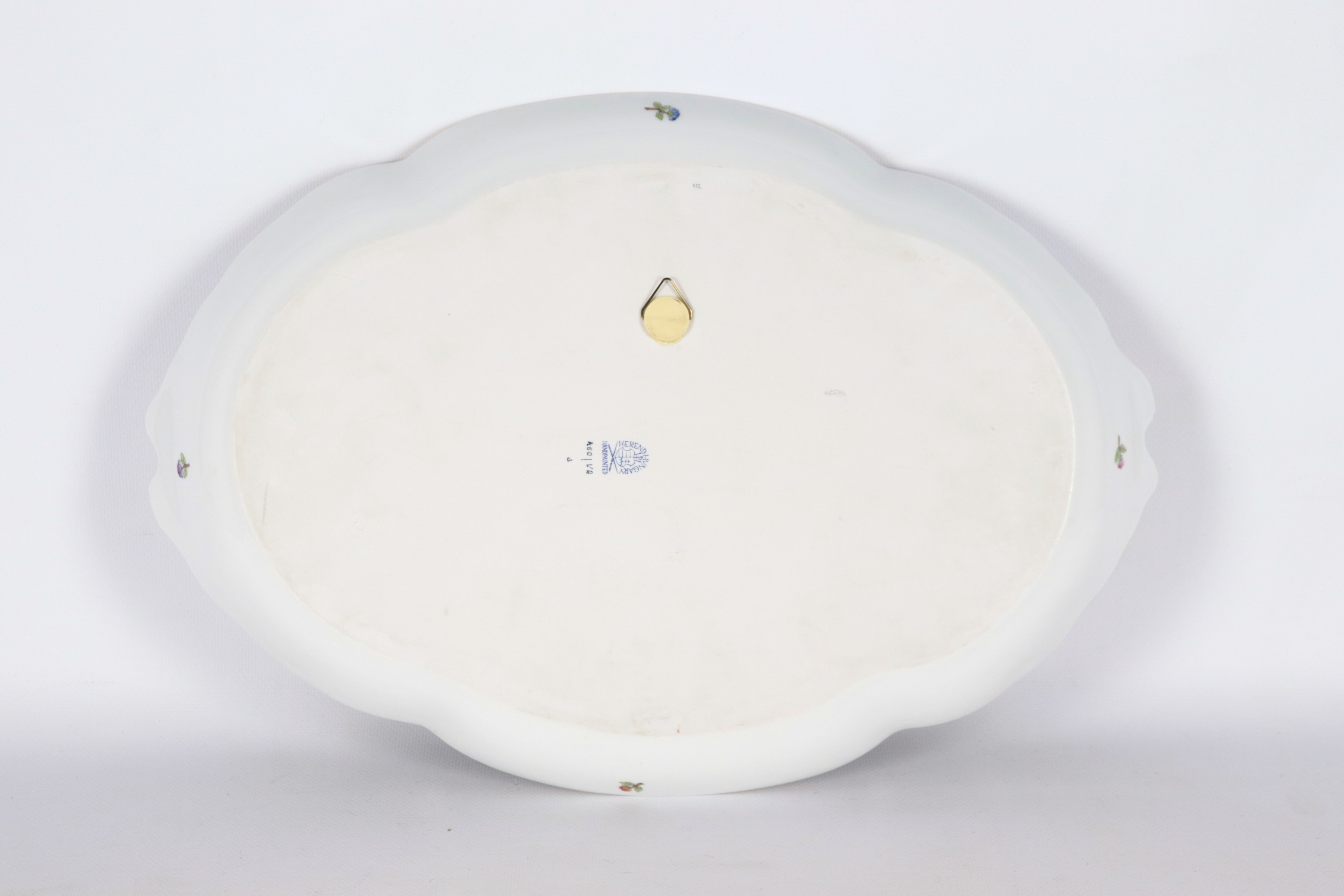 Vassoio ovale in porcellana bianca di Herend, con decorazioni variopinte a rilievo a motivi di ma...