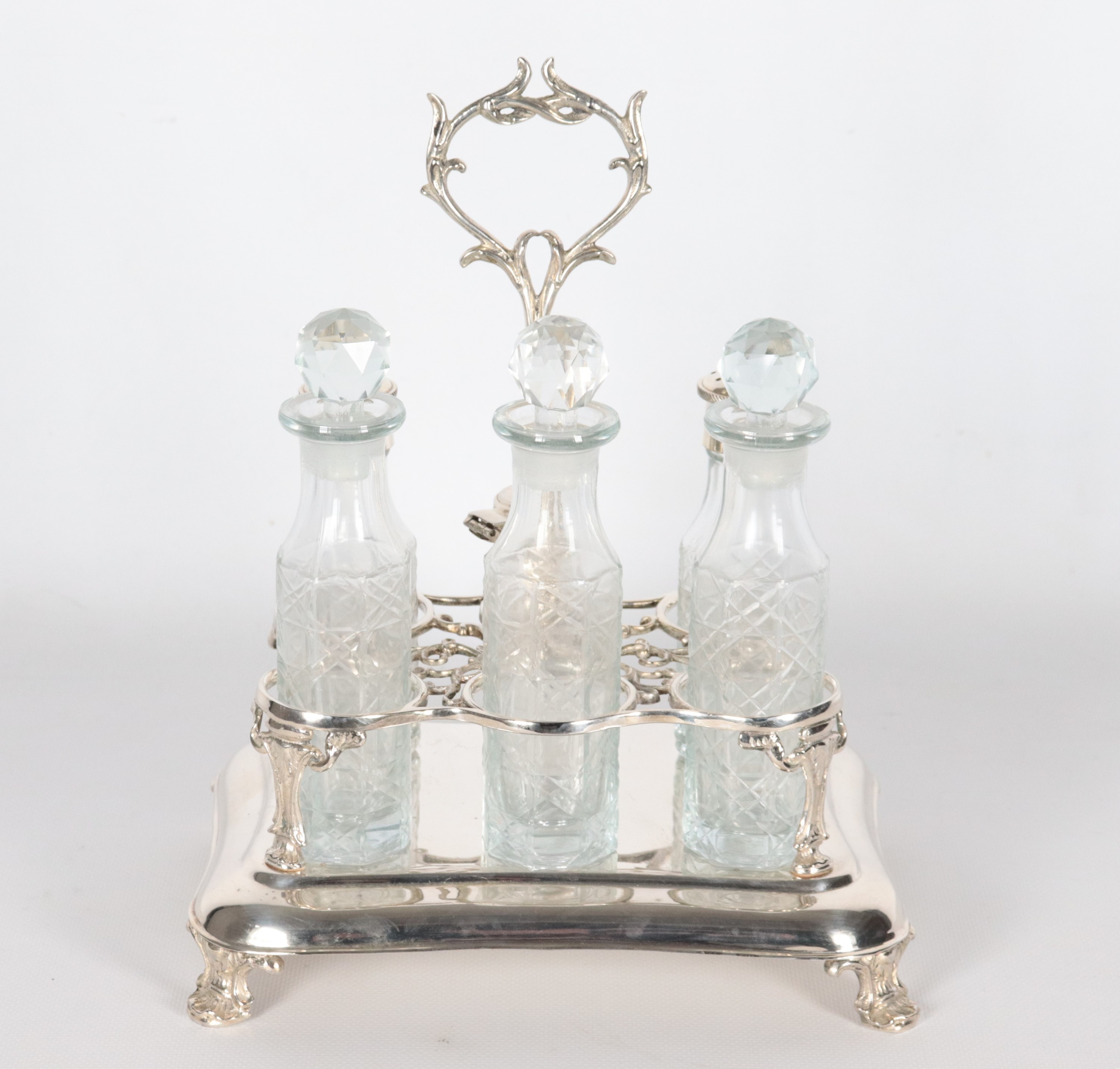 Cruet inglese in sheffield sbalzato con sei flaconi in cristallo