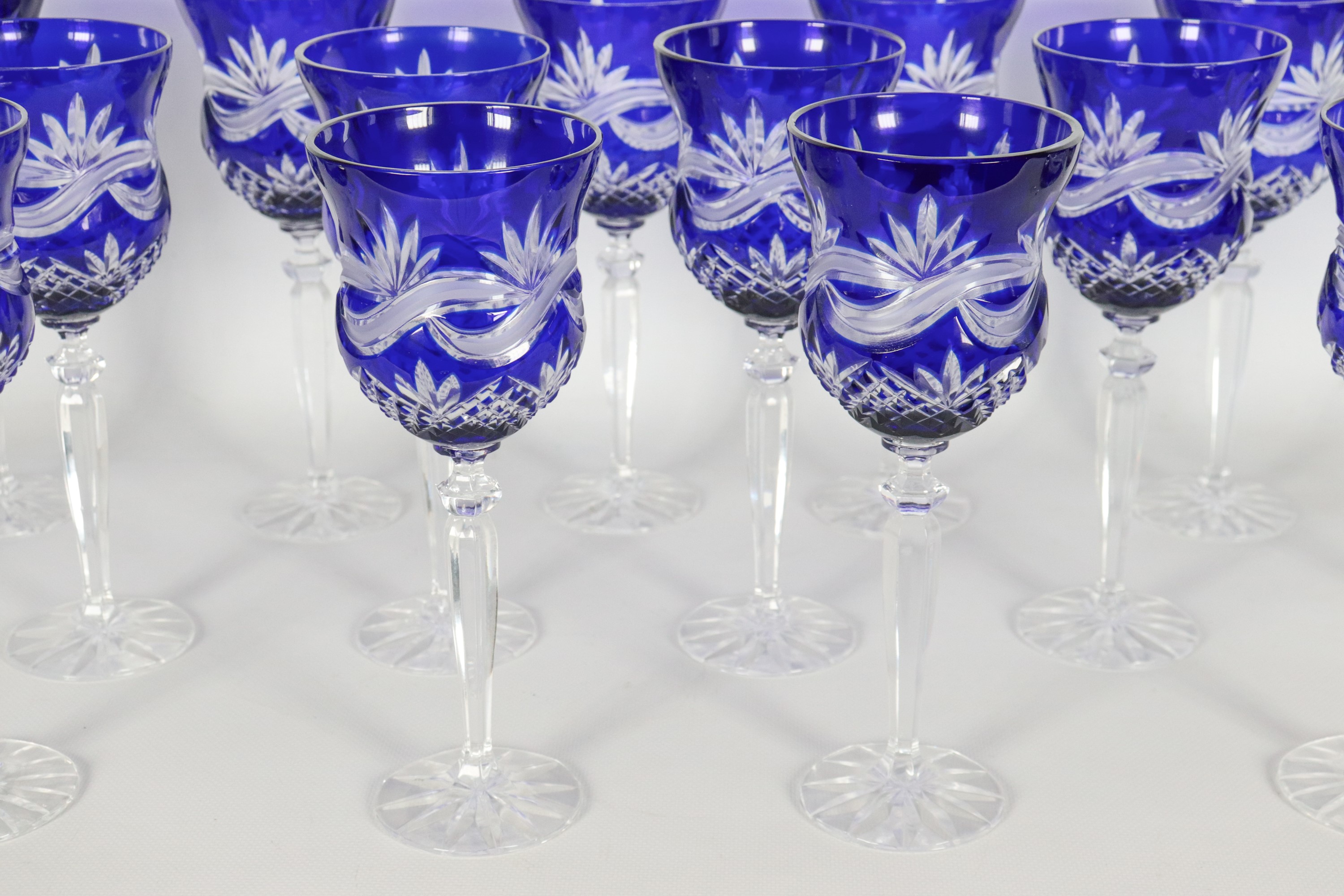 Lotto di diciassette bicchieri a calice in cristallo blu di Boemia, con decorazioni incise a punt...