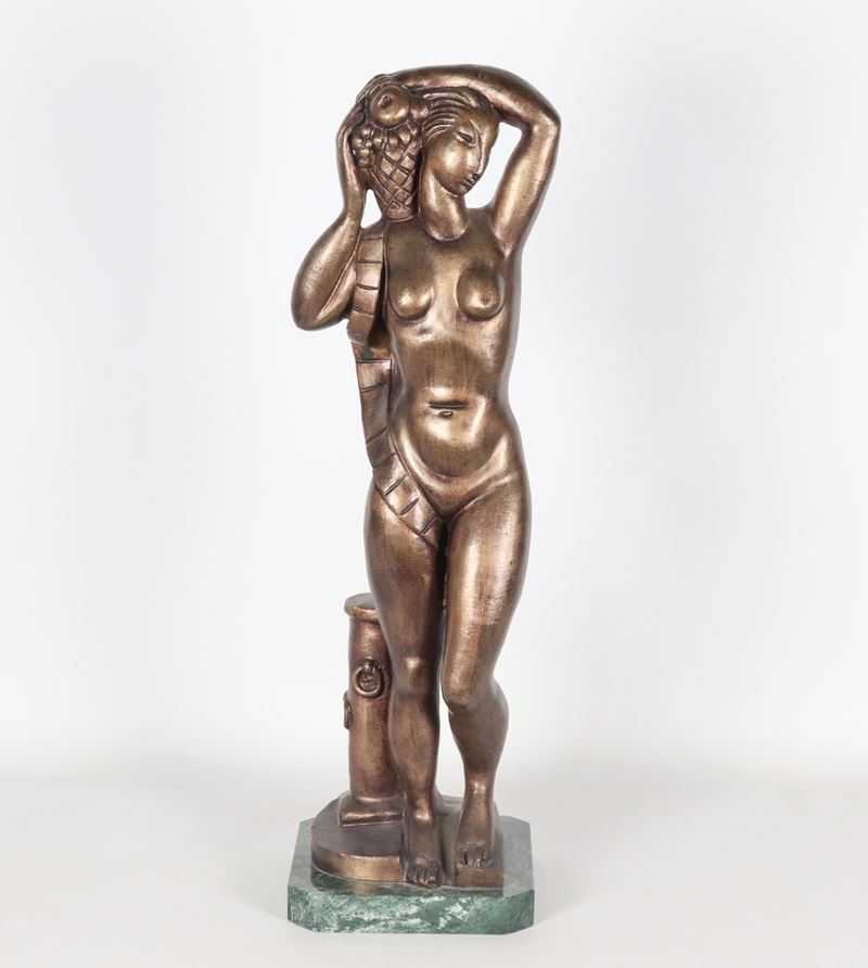 Firmata e datata 1931. "Ospitalità", scultura in bronzo patinato, basetta in marmo verde