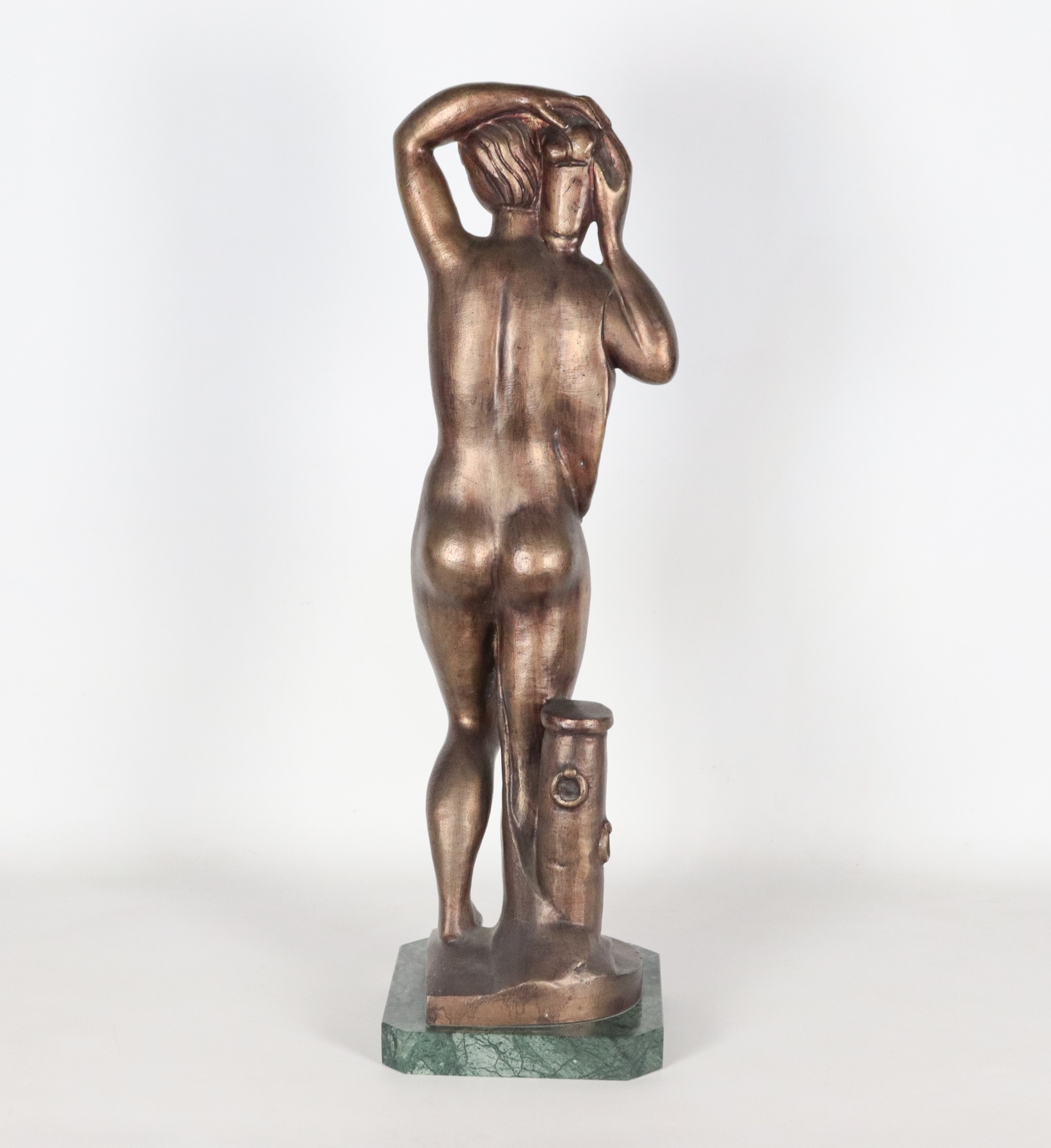 Firmata e datata 1931. "Ospitalità", scultura in bronzo patinato, basetta in marmo verde
