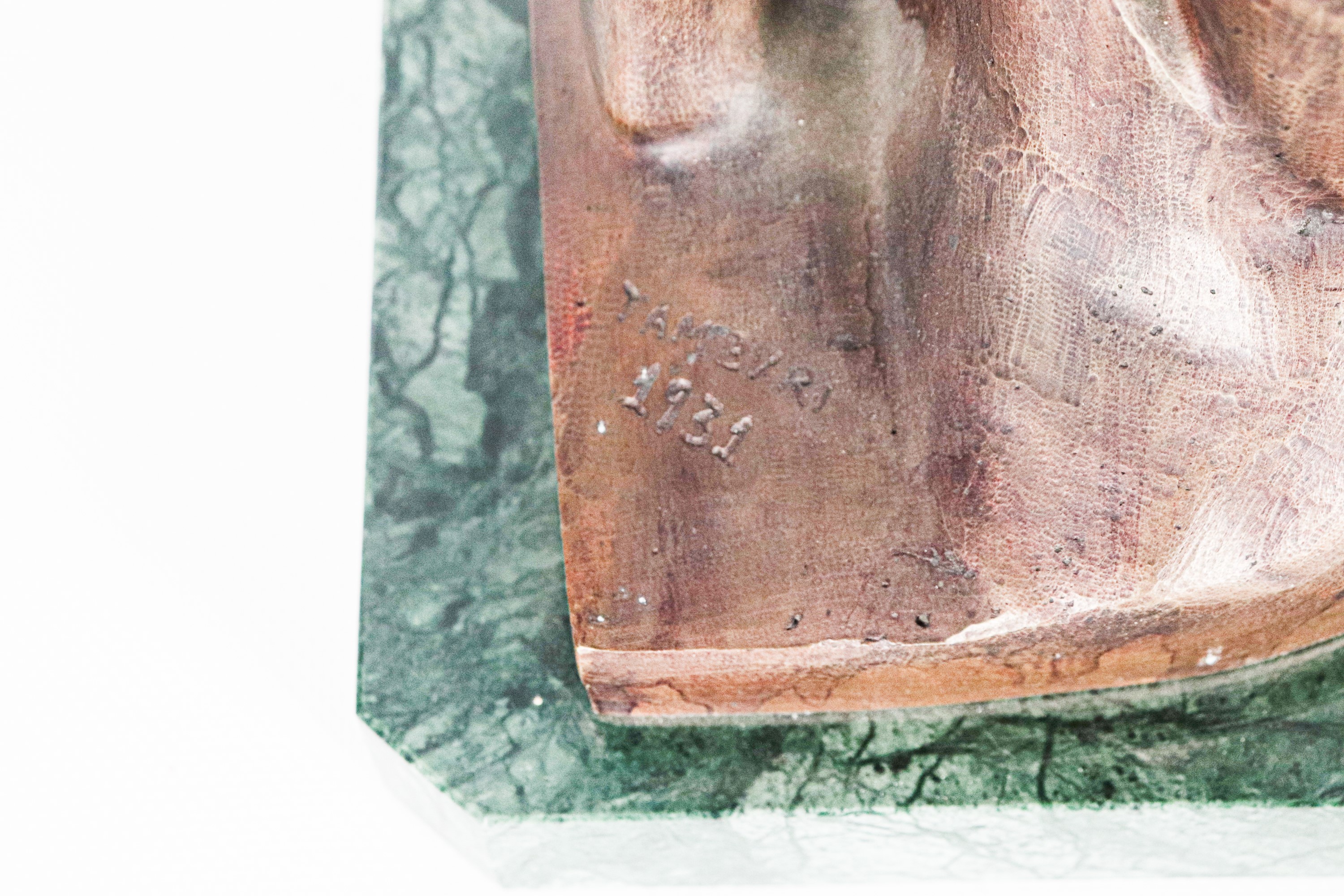 Firmata e datata 1931. "Ospitalità", scultura in bronzo patinato, basetta in marmo verde