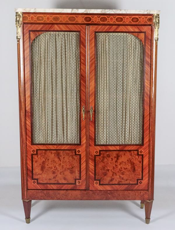 Antica libreria francese Napoleone III, in bois de rose e radica di tuia con intarsi a motivi geometrici e riquadri a filettature, due sportelli con ringhierine geometriche in metallo con tessuto verde all'interno, guarnizioni in bronzo dorato e cesellato e piano in marmo bianco venato, gambe a piramide rovesciata