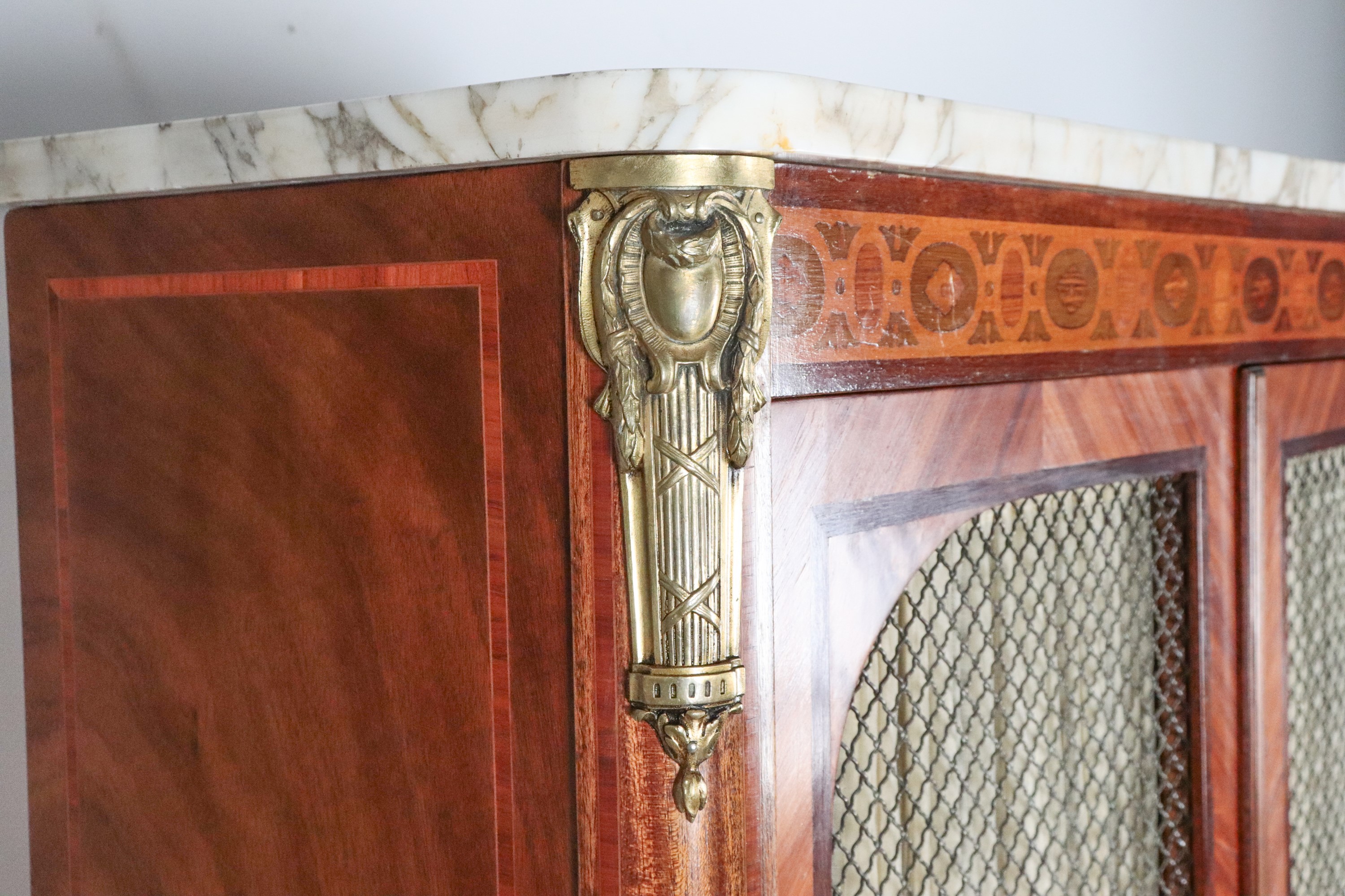 Antica libreria francese Napoleone III, in bois de rose e radica di tuia con intarsi a motivi geo...