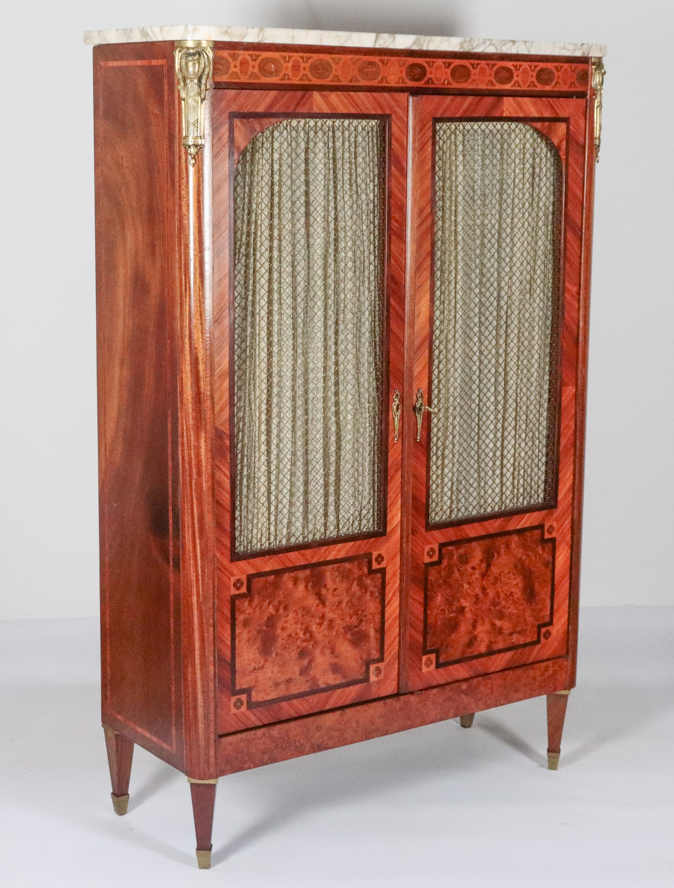 Antica libreria francese Napoleone III, in bois de rose e radica di tuia con intarsi a motivi geo...