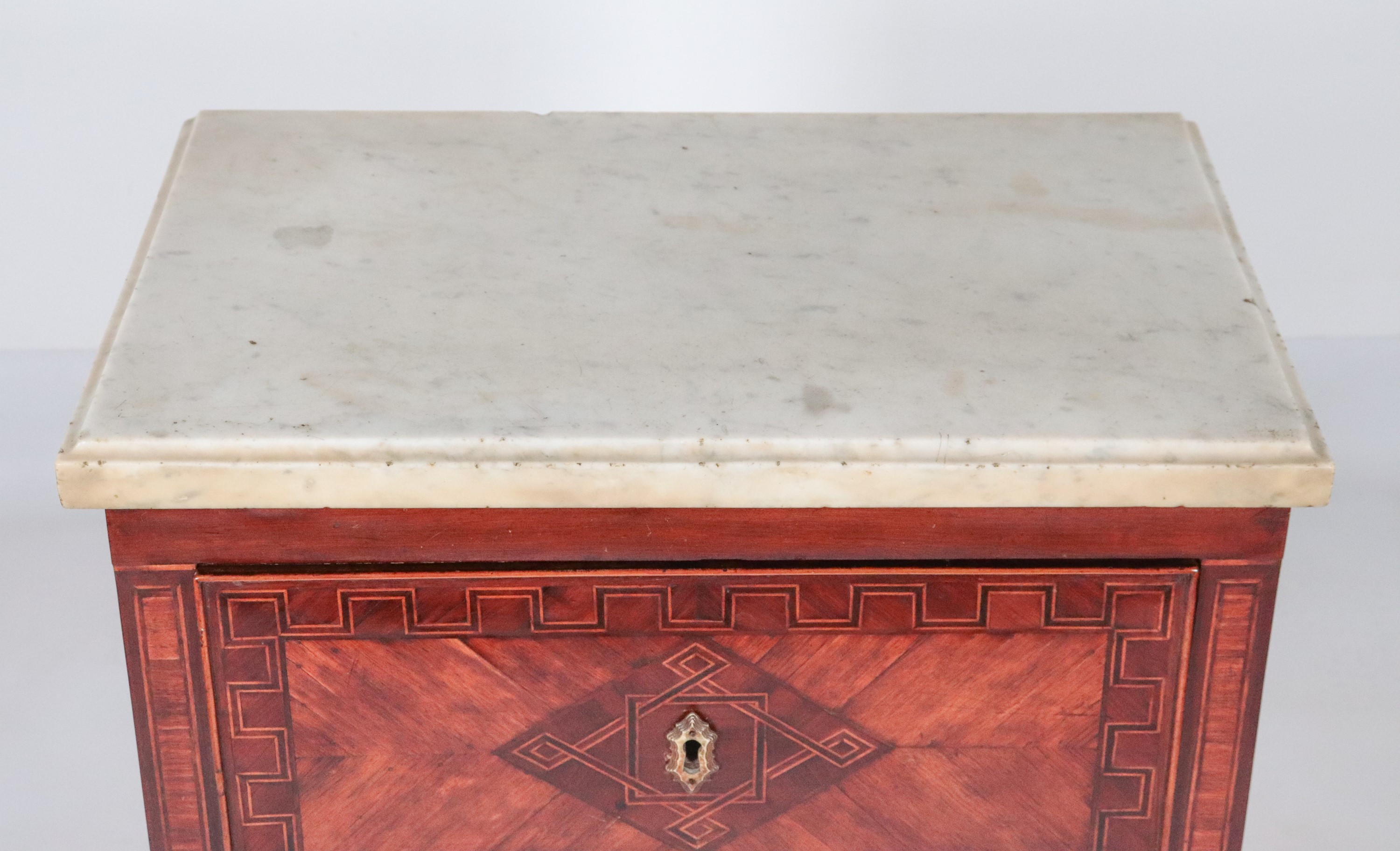 Antico comodino napoletano Luigi XVI in noce ed ebano viola, con intarsi a motivi geometrici di r...