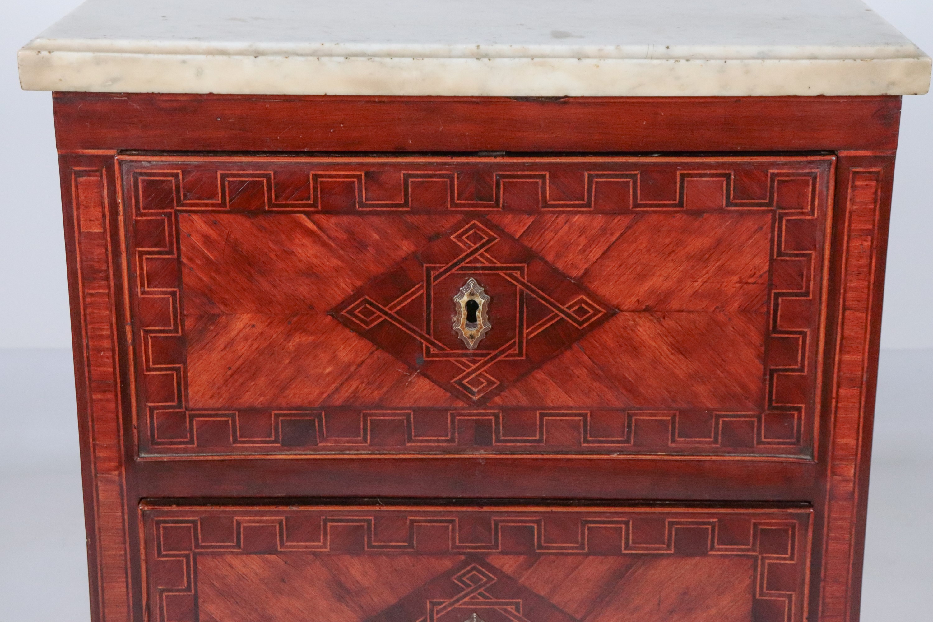 Antico comodino napoletano Luigi XVI in noce ed ebano viola, con intarsi a motivi geometrici di r...