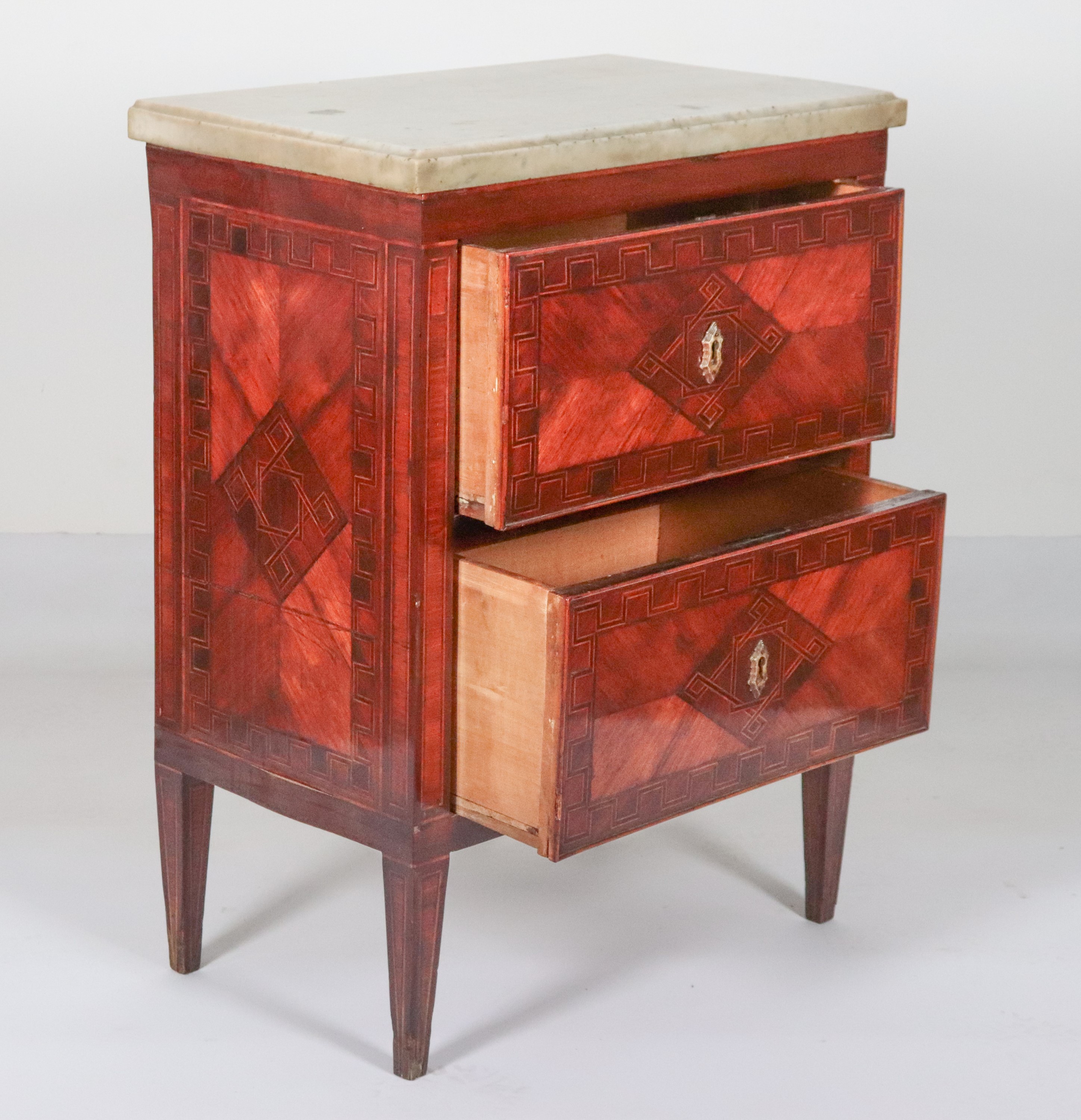 Antico comodino napoletano Luigi XVI in noce ed ebano viola, con intarsi a motivi geometrici di r...