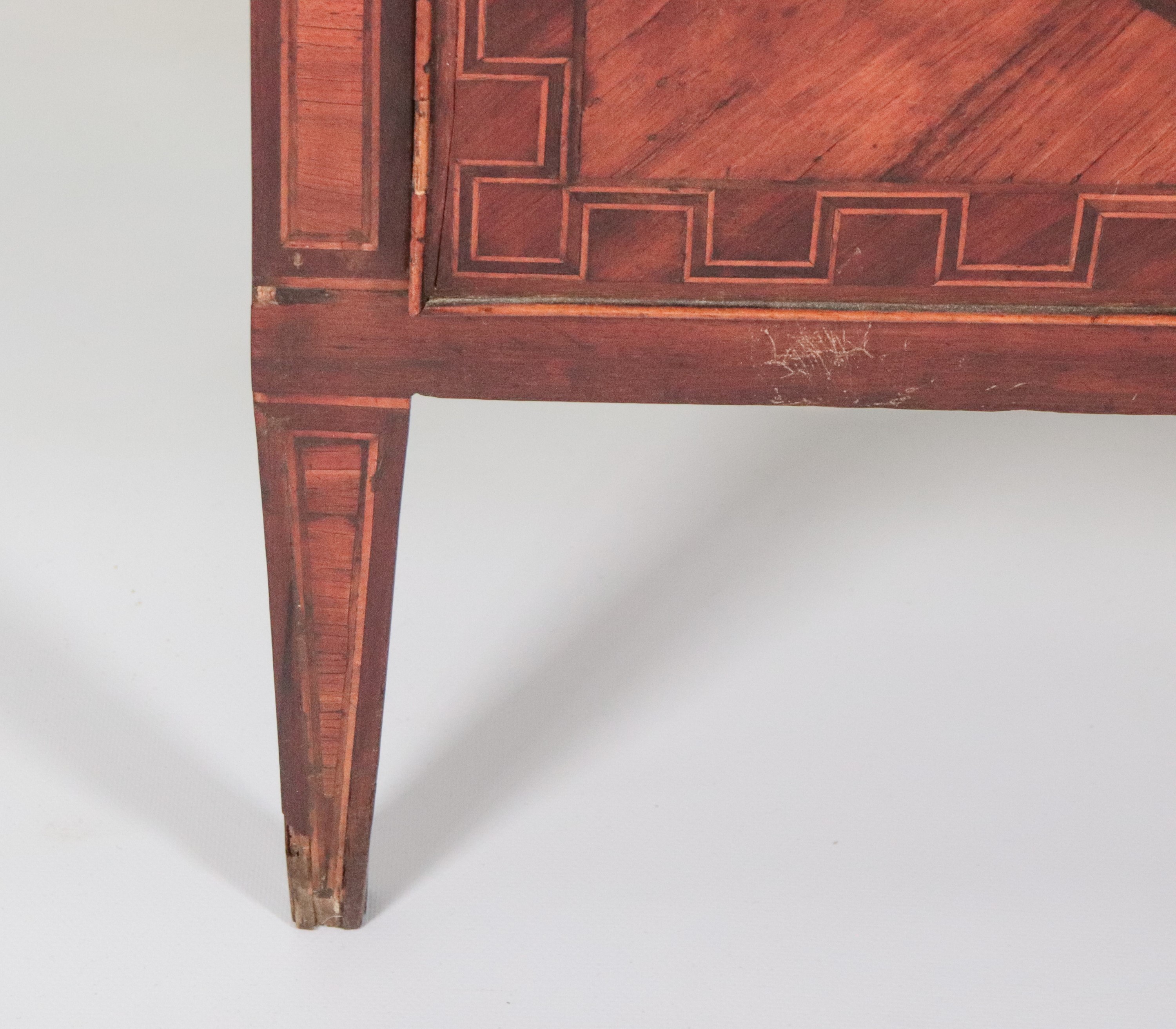 Antico comodino napoletano Luigi XVI in noce ed ebano viola, con intarsi a motivi geometrici di r...