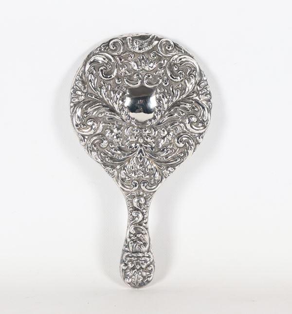 Antico specchio da toletta inglese in argento, Epoca Eduardo VII, interamente cesellato e sbalzato a volute floreali. Bolli Birmingham 1905