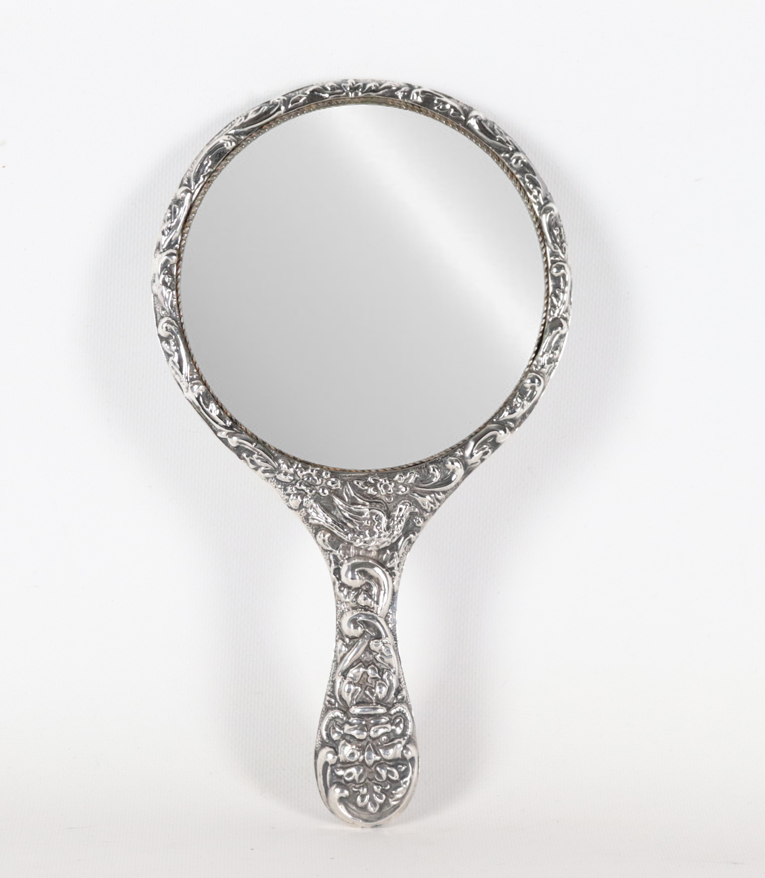Antico specchio da toletta inglese in argento, Epoca Eduardo VII, interamente cesellato e sbalzat...