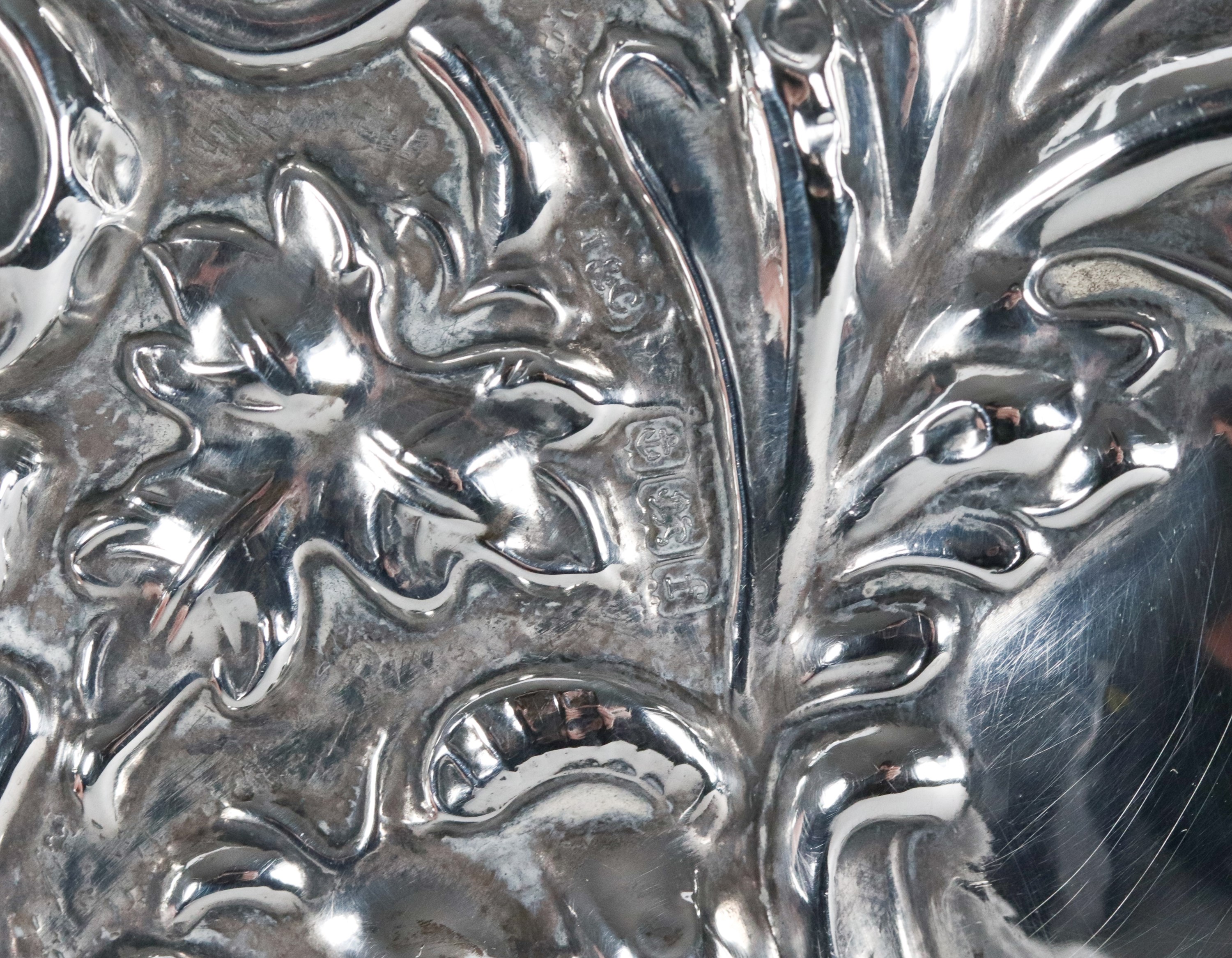 Antico specchio da toletta inglese in argento, Epoca Eduardo VII, interamente cesellato e sbalzat...