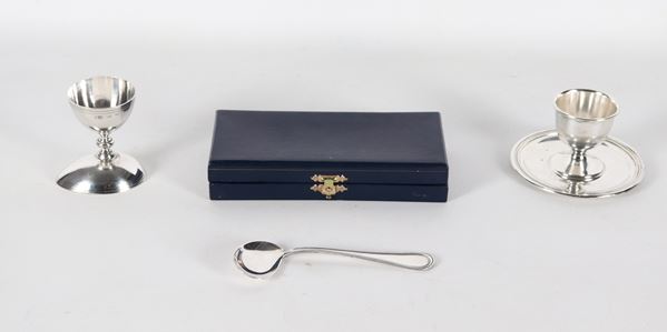 Lotto in argento cesellato di due portauovo e un cucchiaio da bambino per pappa (3 pz.), gr. 95