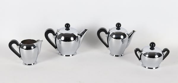 Servizio da tè e caffè in metallo cromato con manici e pomi in bachelite: teiera, caffettiera, lattiera e zuccheriera (4 pz.)