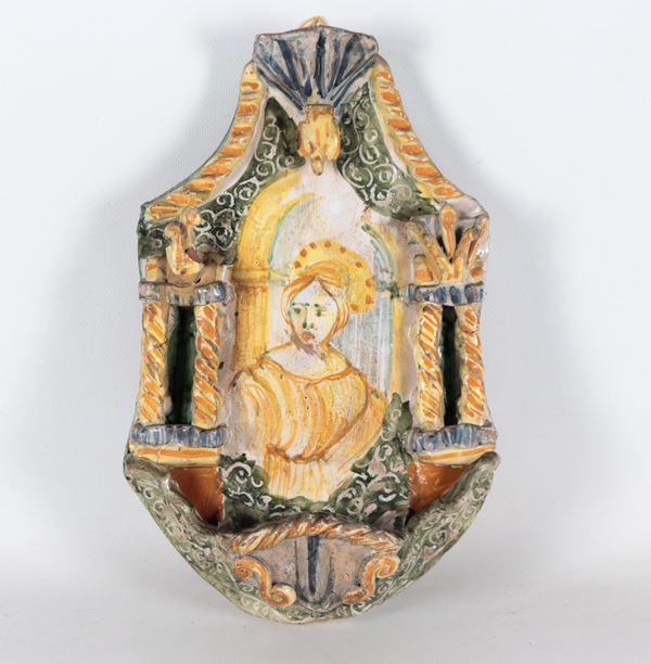 Acquasantiera in maiolica policroma di Ariano Irpino. Lieve mancanza al bordo