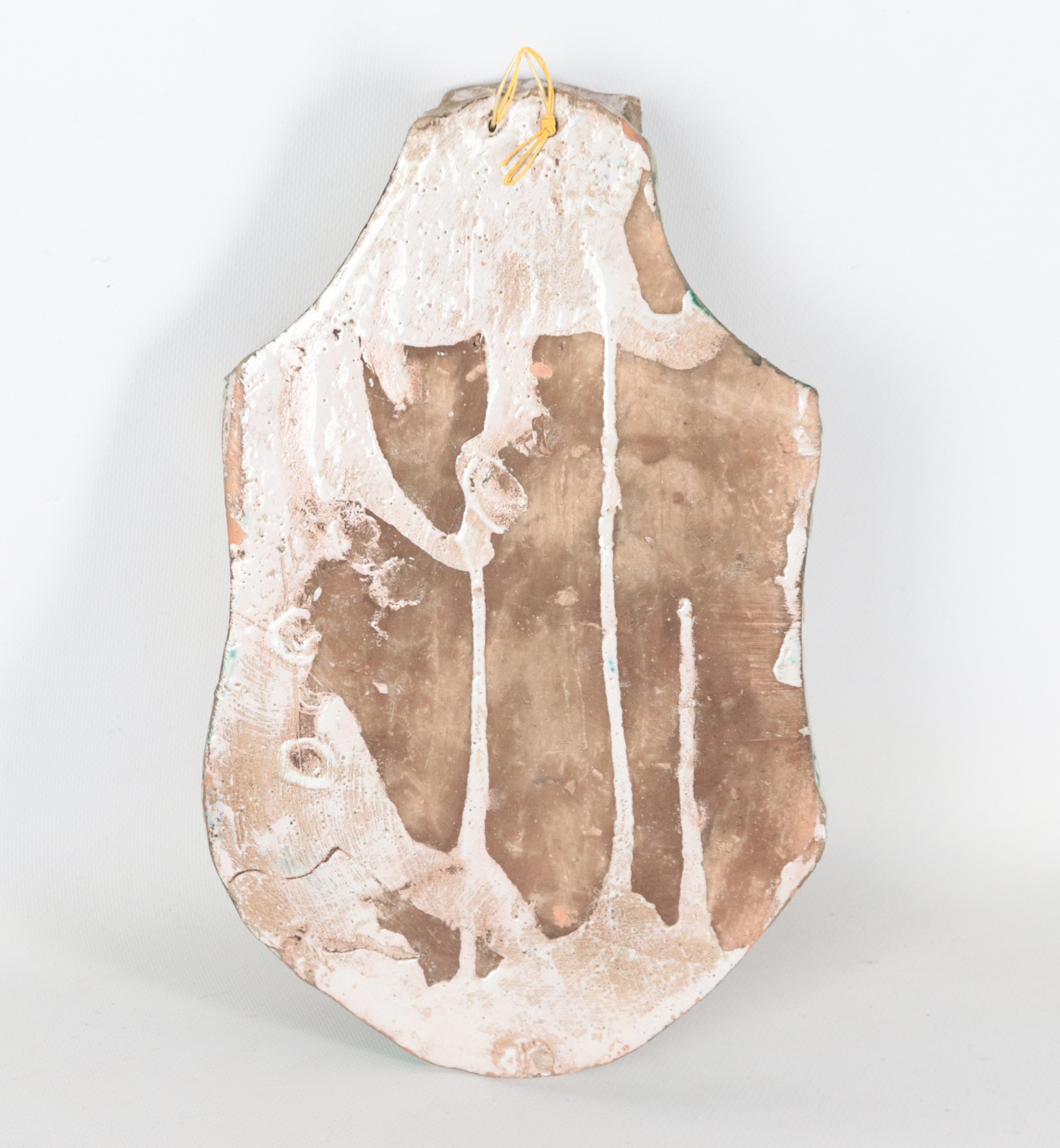 Acquasantiera in maiolica policroma di Ariano Irpino. Lieve mancanza al bordo